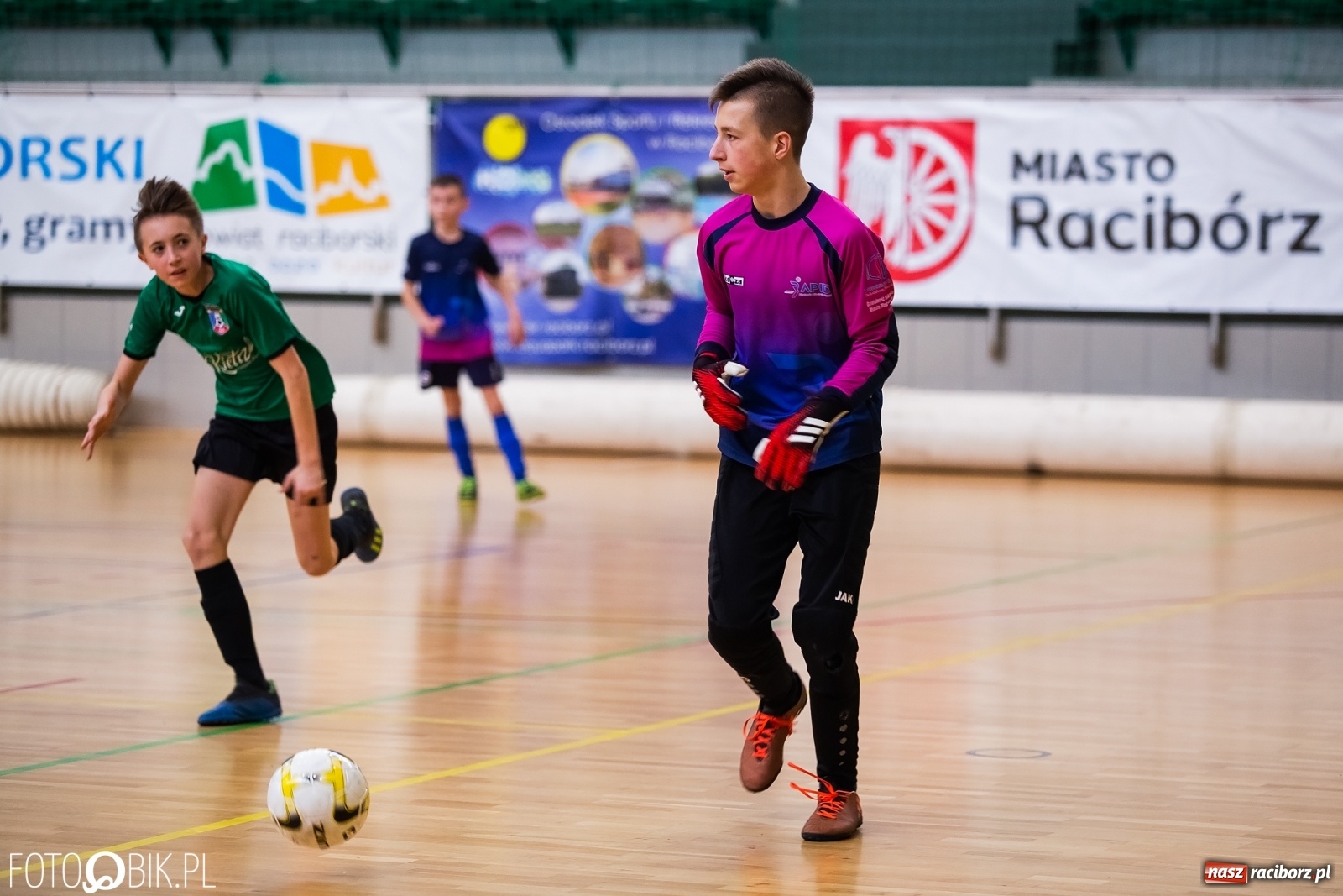 Zdjęcie w galerii na portalu naszraciborz.pl: Halowy Turniej Młodzików w Arenie Rafako wiadomości z regionu