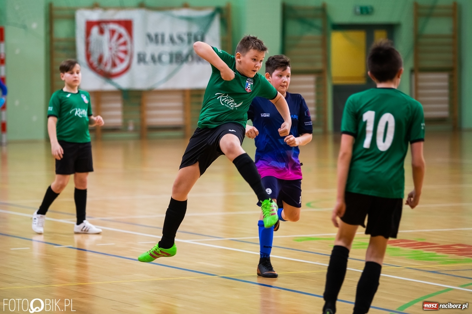 Zdjęcie w galerii na portalu naszraciborz.pl: Halowy Turniej Młodzików w Arenie Rafako wiadomości z regionu