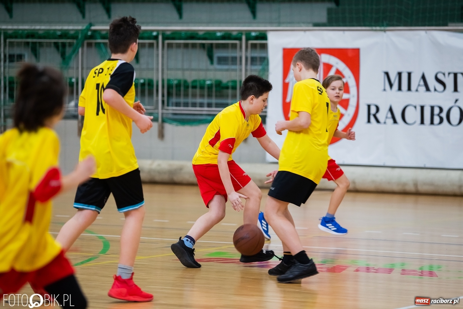Zdjęcie w galerii na portalu naszraciborz.pl: Mini koszykówka chłopców szkół podstawowych wiadomości z regionu