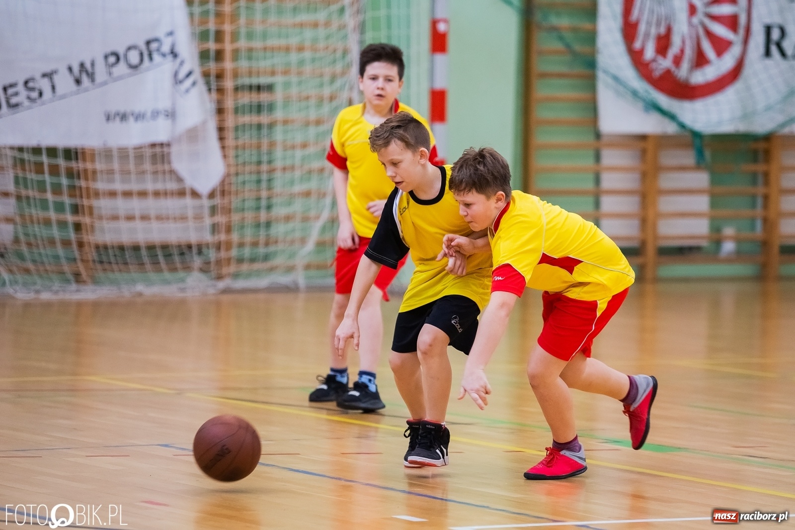 Zdjęcie w galerii na portalu naszraciborz.pl: Mini koszykówka chłopców szkół podstawowych wiadomości z regionu