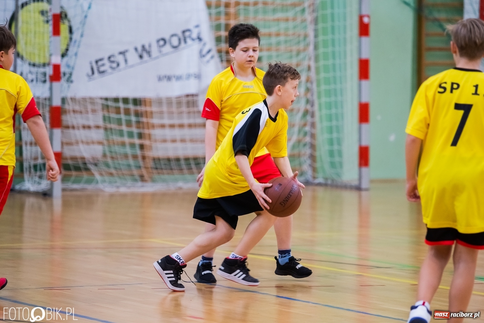 Zdjęcie w galerii na portalu naszraciborz.pl: Mini koszykówka chłopców szkół podstawowych wiadomości z regionu