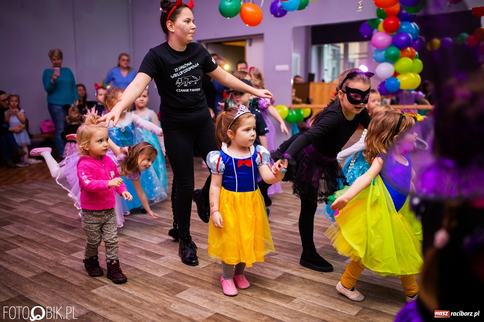 Zdjęcie w galerii na portalu naszraciborz.pl: Wspólna zabawa na Balu Karnawałowym w MDK wiadomości z regionu