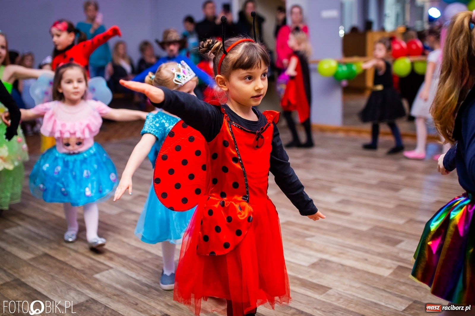 Zdjęcie w galerii na portalu naszraciborz.pl: Wspólna zabawa na Balu Karnawałowym w MDK wiadomości z regionu