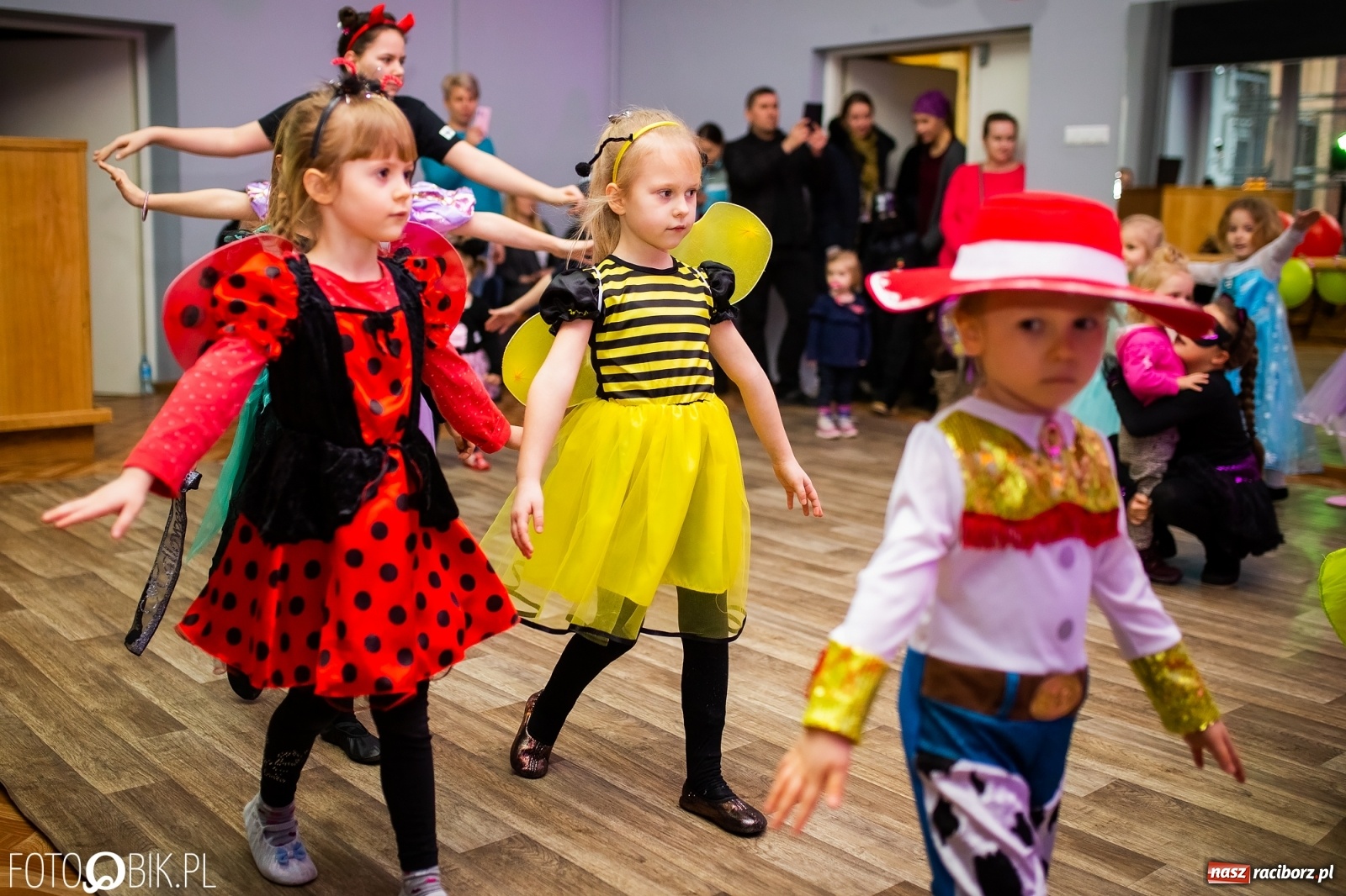 Zdjęcie w galerii na portalu naszraciborz.pl: Wspólna zabawa na Balu Karnawałowym w MDK wiadomości z regionu