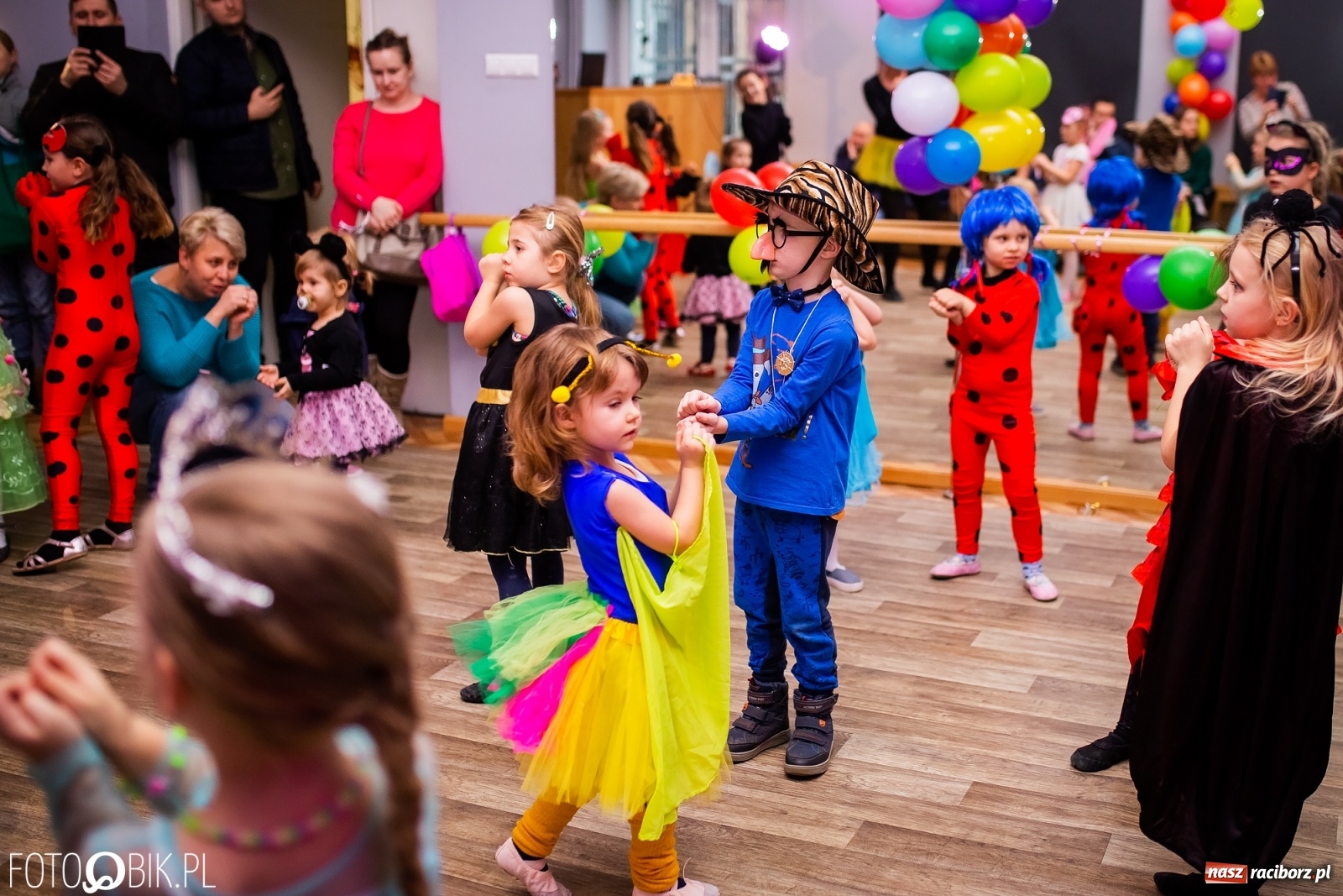 Zdjęcie w galerii na portalu naszraciborz.pl: Wspólna zabawa na Balu Karnawałowym w MDK wiadomości z regionu