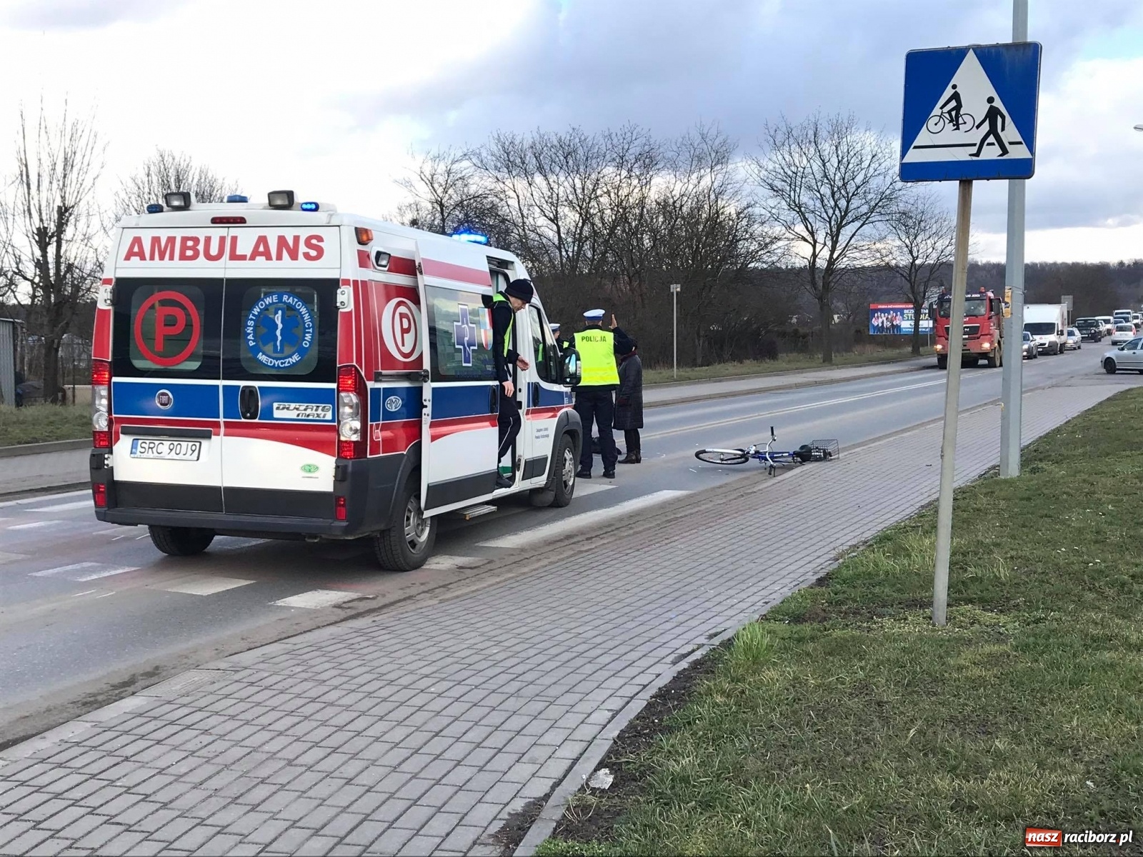 Zdjęcie w galerii na portalu naszraciborz.pl: Potrącenie rowerzysty na Rybnickiej [FOTO] wiadomości z regionu
