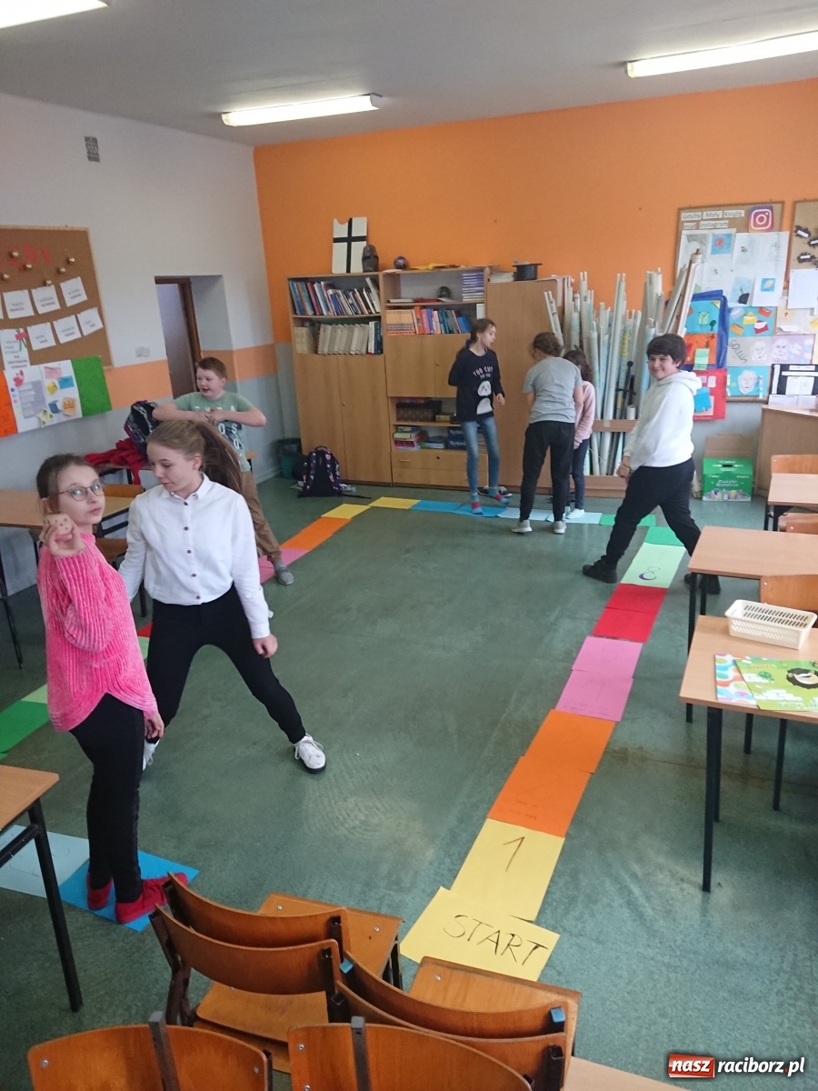 Zdjęcie w galerii na portalu naszraciborz.pl: Multimedialny Dzień Języka Ojczystego na Płoni wiadomości z regionu