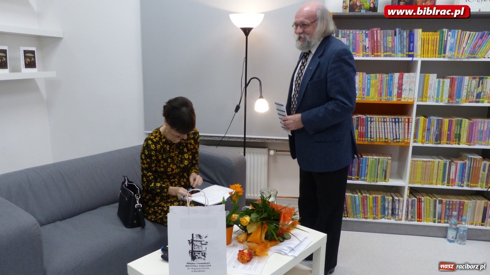 Zdjęcie w galerii na portalu naszraciborz.pl: PREFABRYKATY Katarzyny Rybińskiej – wieczór poezji w bibliotece wiadomości z regionu