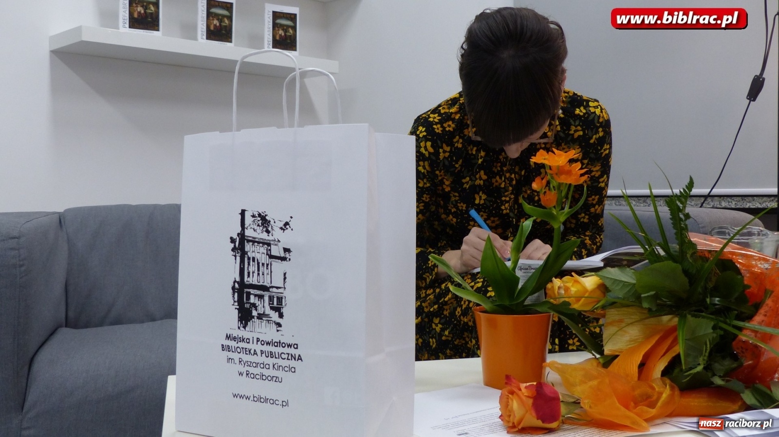 Zdjęcie w galerii na portalu naszraciborz.pl: PREFABRYKATY Katarzyny Rybińskiej – wieczór poezji w bibliotece wiadomości z regionu