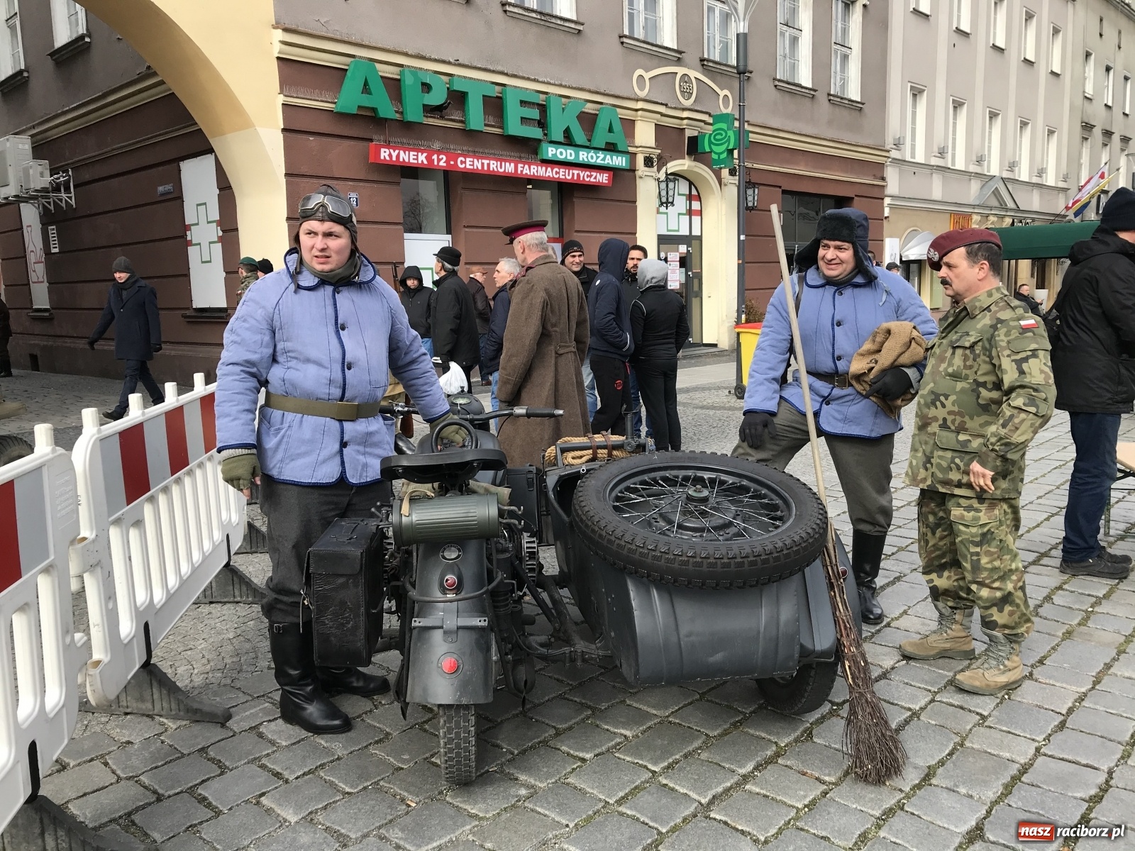 Zdjęcie w galerii na portalu naszraciborz.pl: Strzały na Rynku. Pokazano odbicie polskich więźniów z rąk Urzędu Bezpieczeństwa [WIDEO] wiadomości z regionu