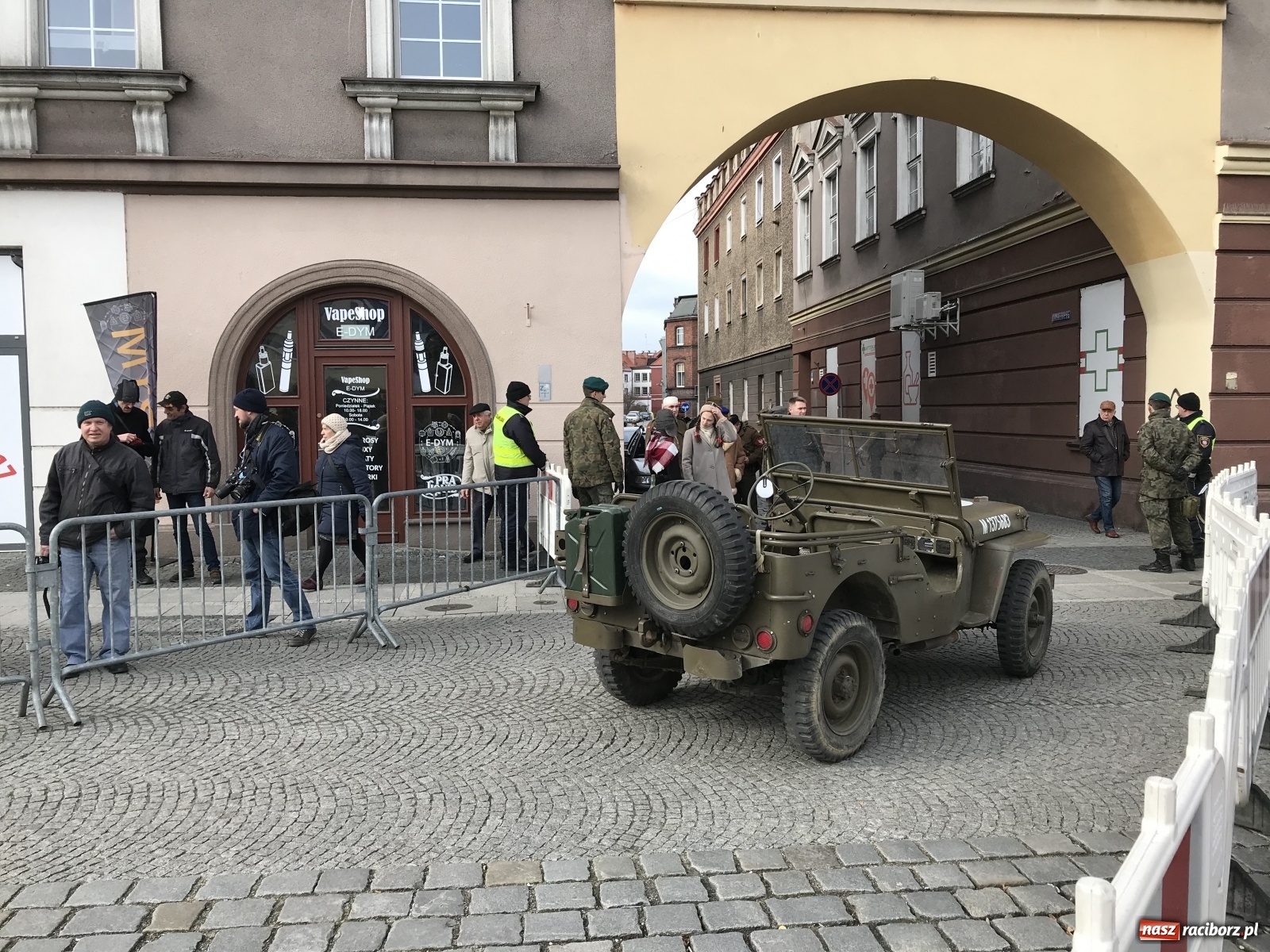 Zdjęcie w galerii na portalu naszraciborz.pl: Strzały na Rynku. Pokazano odbicie polskich więźniów z rąk Urzędu Bezpieczeństwa [WIDEO] wiadomości z regionu