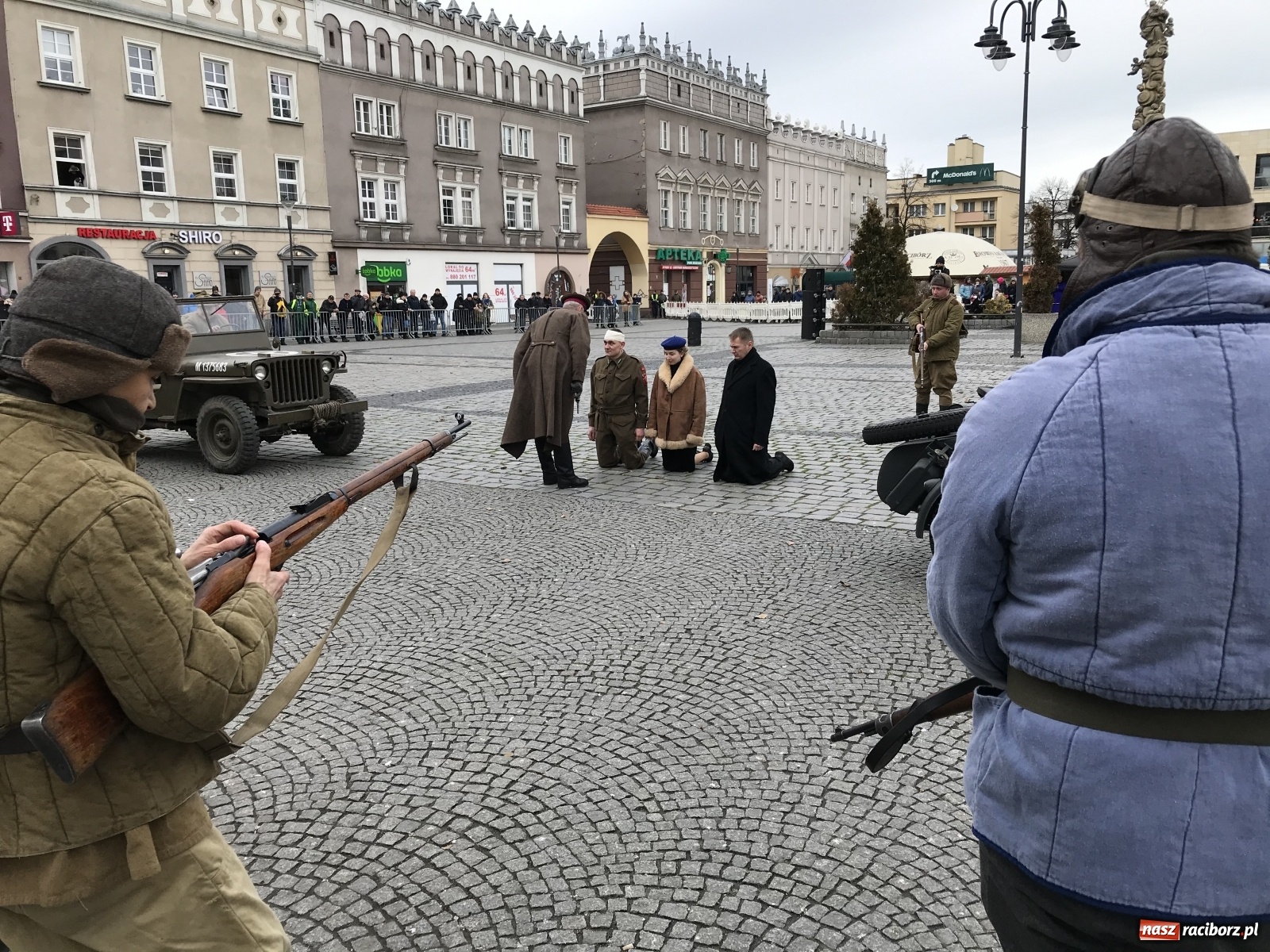 Zdjęcie w galerii na portalu naszraciborz.pl: Strzały na Rynku. Pokazano odbicie polskich więźniów z rąk Urzędu Bezpieczeństwa [WIDEO] wiadomości z regionu