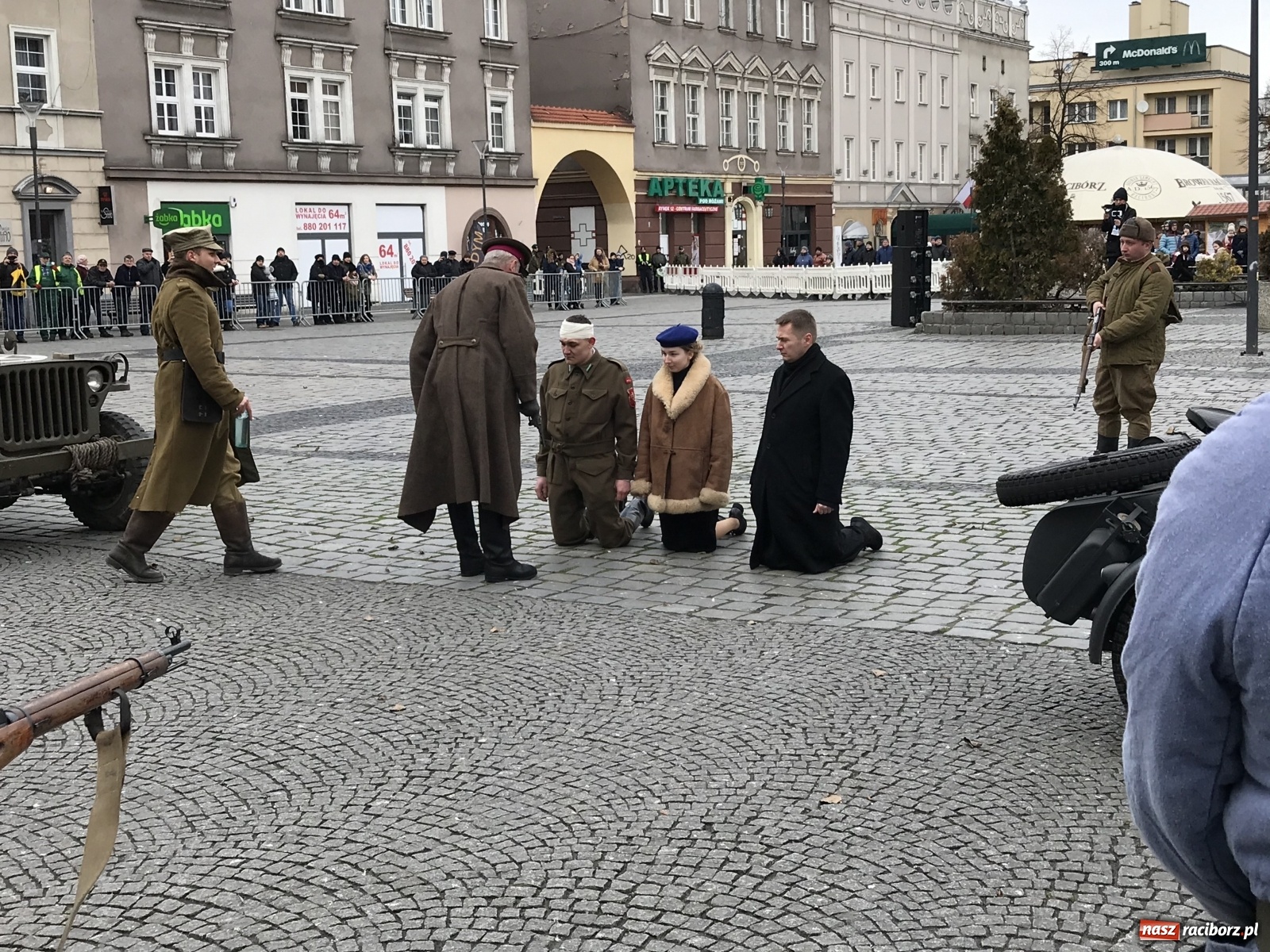 Zdjęcie w galerii na portalu naszraciborz.pl: Strzały na Rynku. Pokazano odbicie polskich więźniów z rąk Urzędu Bezpieczeństwa [WIDEO] wiadomości z regionu