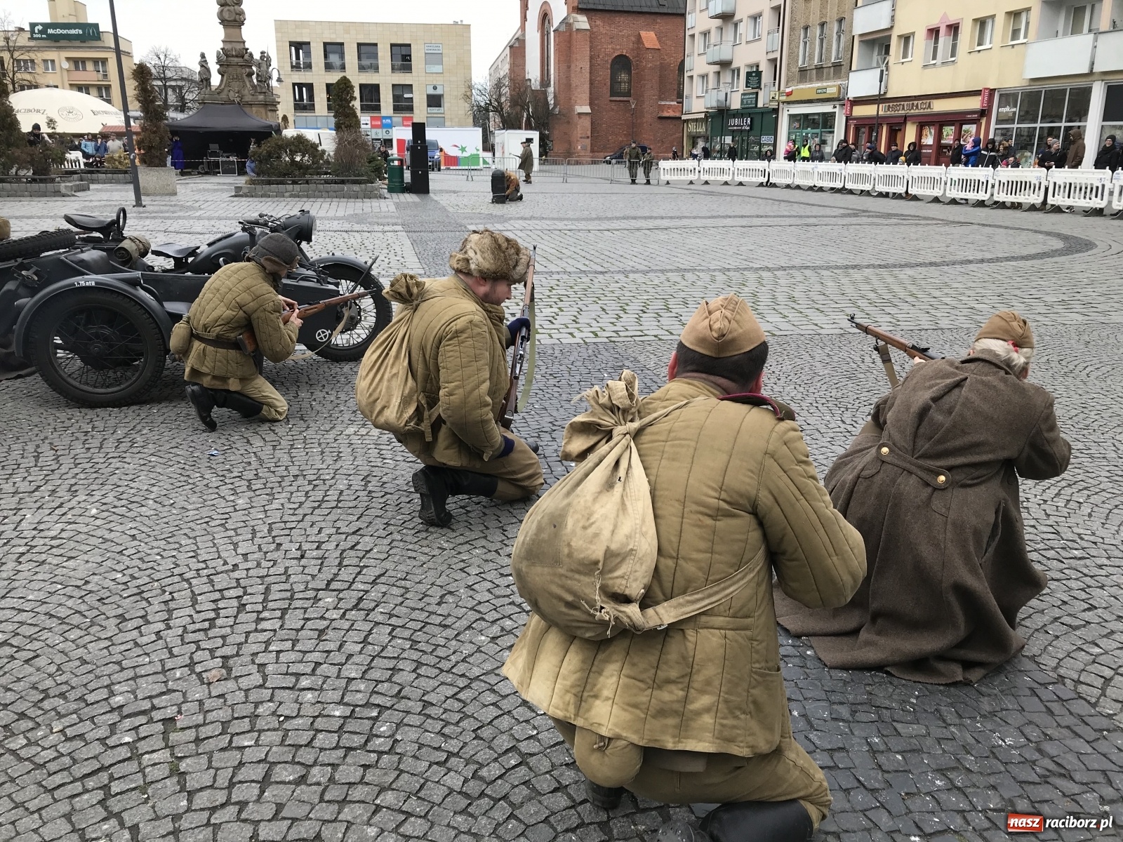 Zdjęcie w galerii na portalu naszraciborz.pl: Strzały na Rynku. Pokazano odbicie polskich więźniów z rąk Urzędu Bezpieczeństwa [WIDEO] wiadomości z regionu
