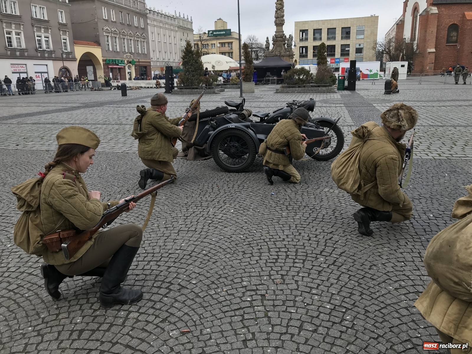 Zdjęcie w galerii na portalu naszraciborz.pl: Strzały na Rynku. Pokazano odbicie polskich więźniów z rąk Urzędu Bezpieczeństwa [WIDEO] wiadomości z regionu
