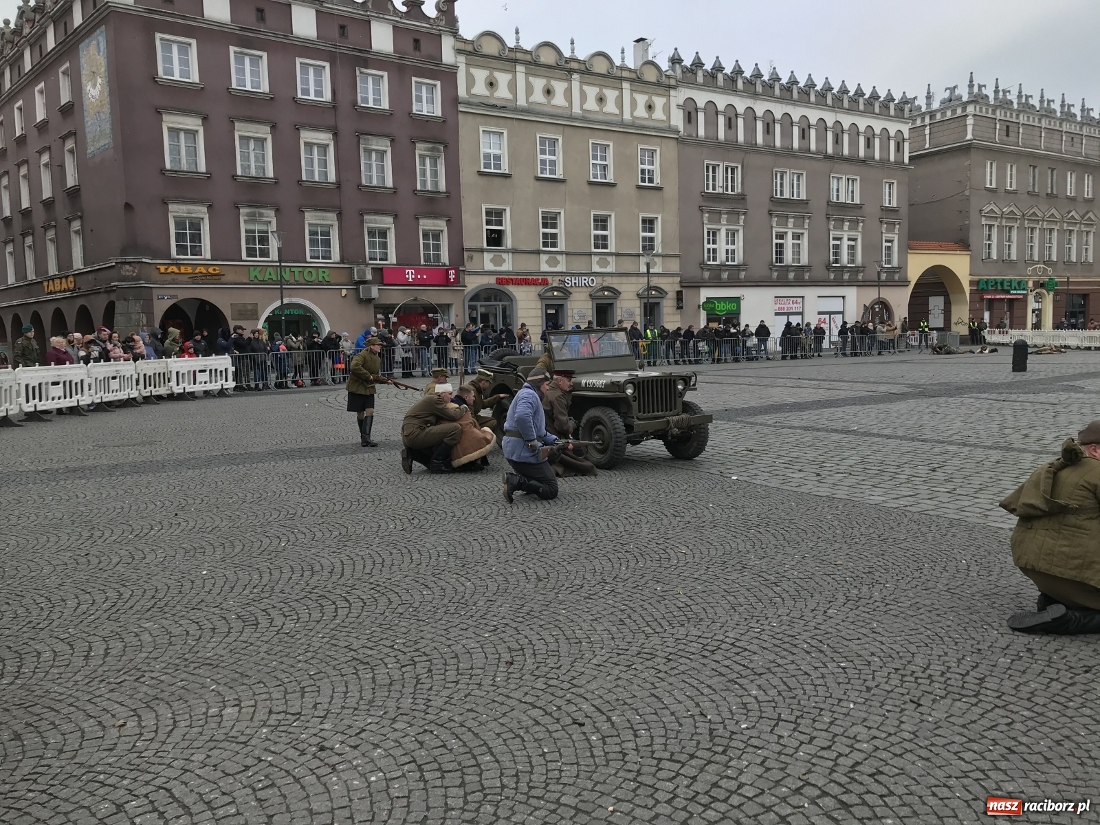 Zdjęcie w galerii na portalu naszraciborz.pl: Strzały na Rynku. Pokazano odbicie polskich więźniów z rąk Urzędu Bezpieczeństwa [WIDEO] wiadomości z regionu