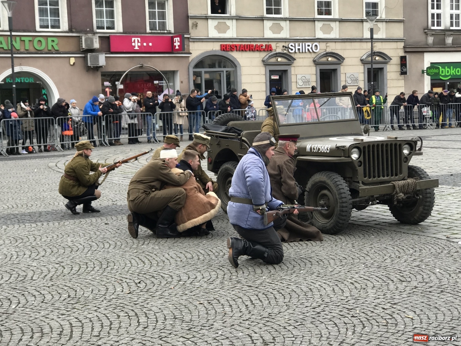 Zdjęcie w galerii na portalu naszraciborz.pl: Strzały na Rynku. Pokazano odbicie polskich więźniów z rąk Urzędu Bezpieczeństwa [WIDEO] wiadomości z regionu