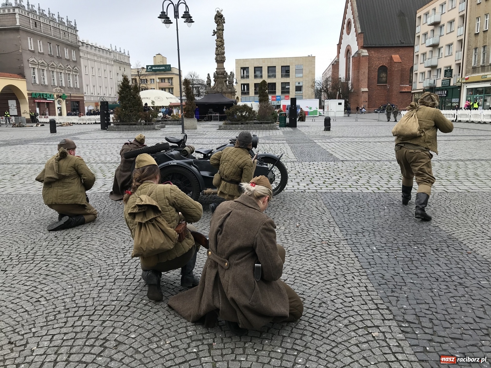 Zdjęcie w galerii na portalu naszraciborz.pl: Strzały na Rynku. Pokazano odbicie polskich więźniów z rąk Urzędu Bezpieczeństwa [WIDEO] wiadomości z regionu