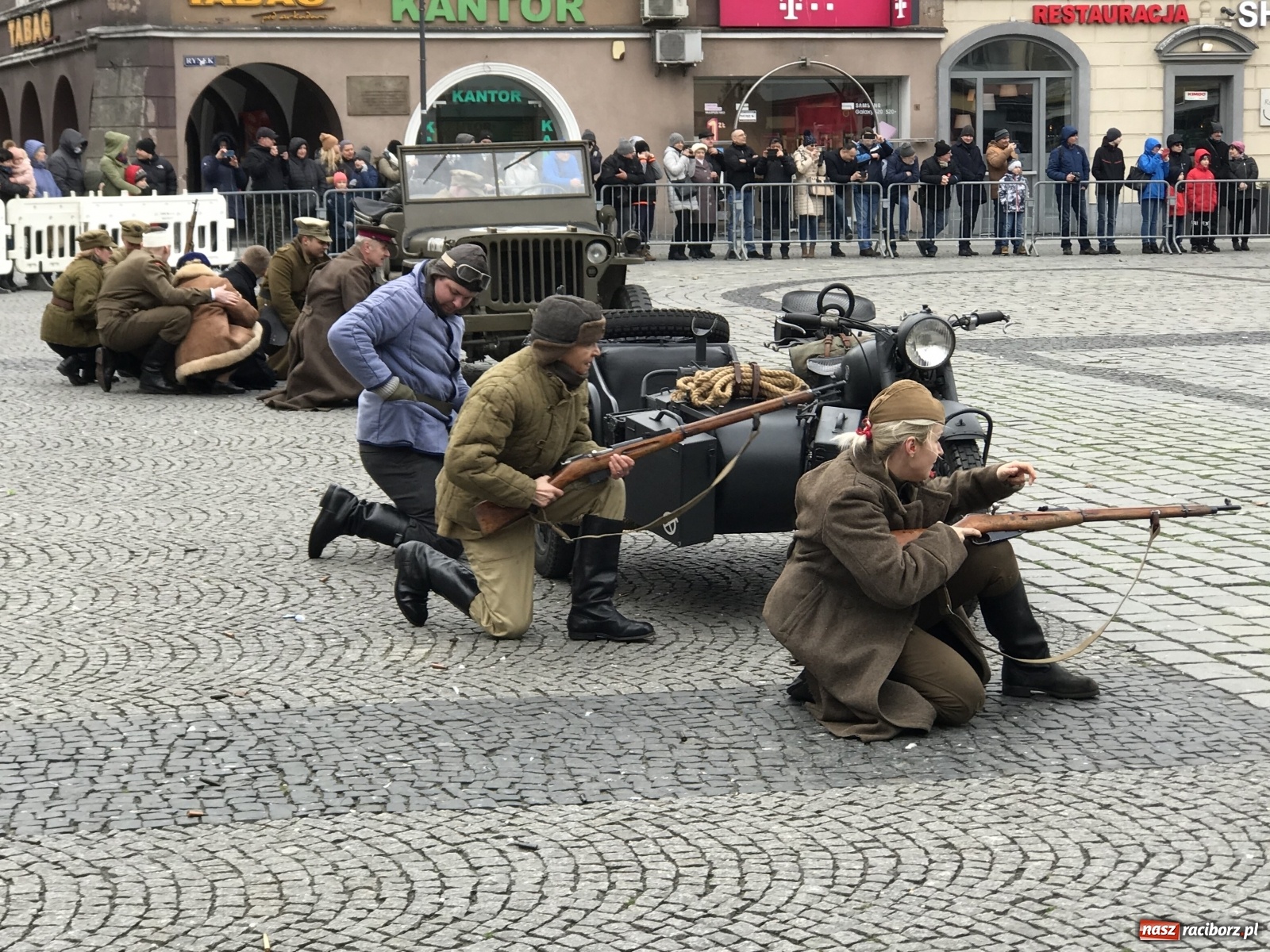 Zdjęcie w galerii na portalu naszraciborz.pl: Strzały na Rynku. Pokazano odbicie polskich więźniów z rąk Urzędu Bezpieczeństwa [WIDEO] wiadomości z regionu