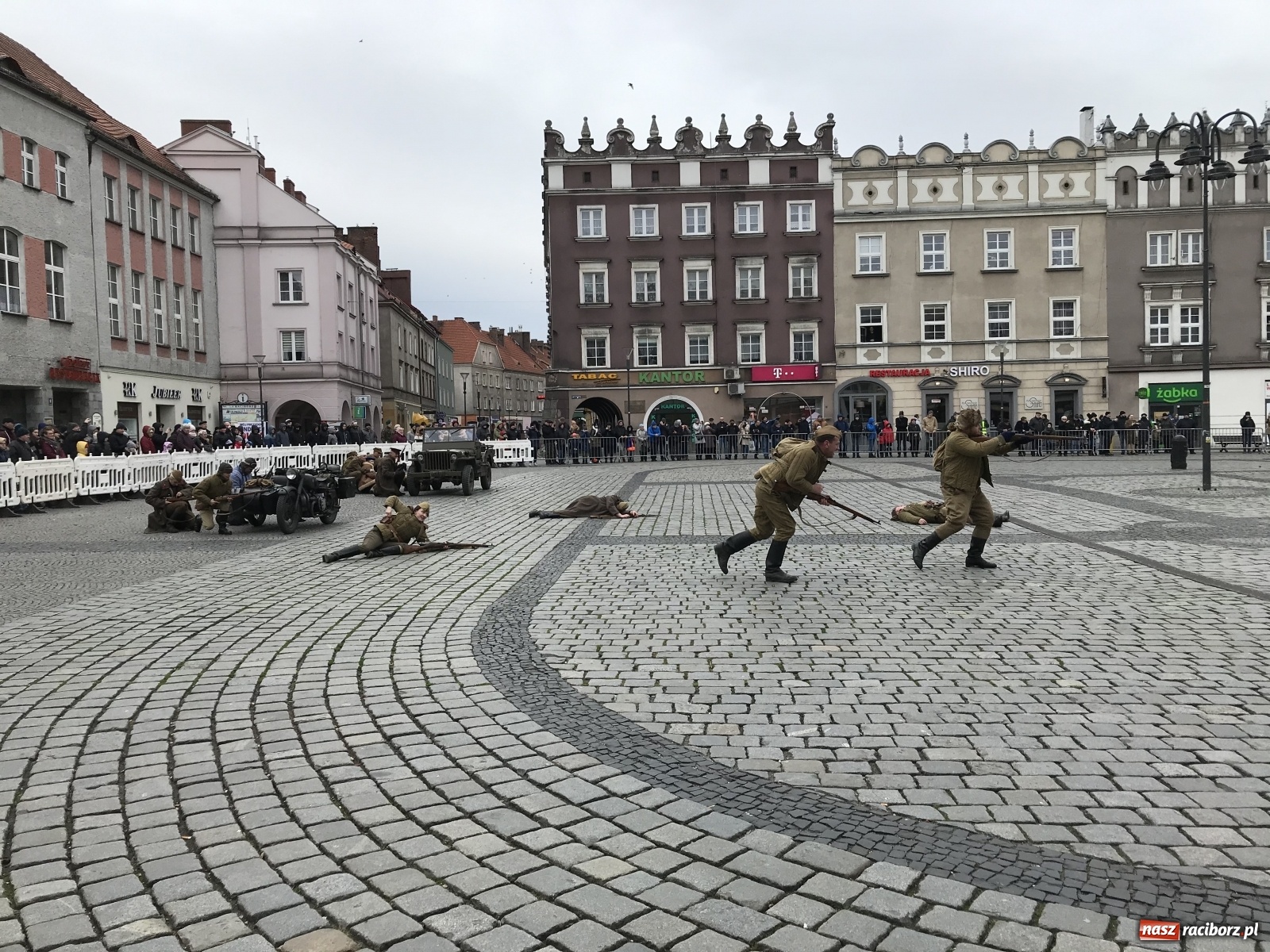 Zdjęcie w galerii na portalu naszraciborz.pl: Strzały na Rynku. Pokazano odbicie polskich więźniów z rąk Urzędu Bezpieczeństwa [WIDEO] wiadomości z regionu