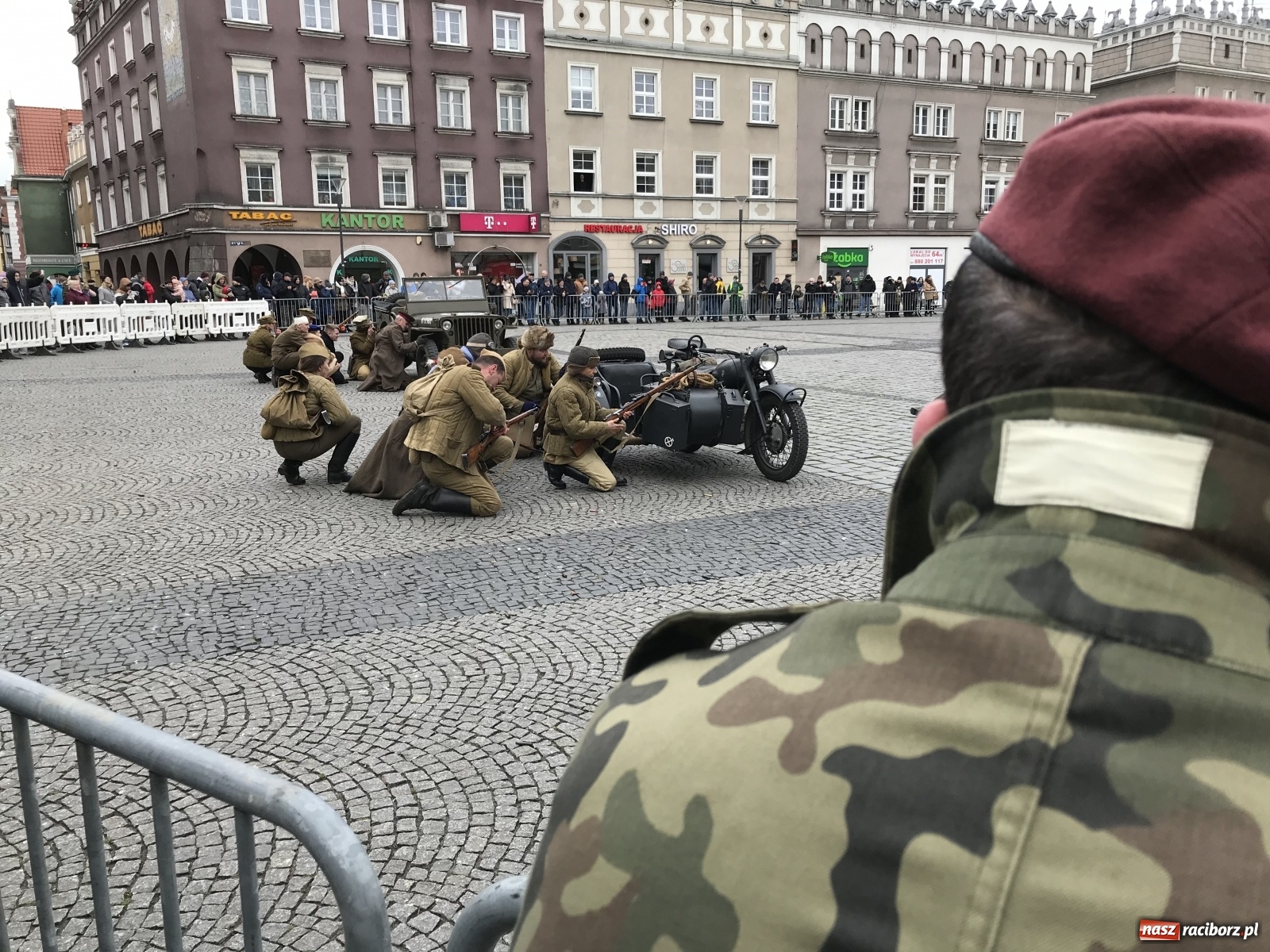 Zdjęcie w galerii na portalu naszraciborz.pl: Strzały na Rynku. Pokazano odbicie polskich więźniów z rąk Urzędu Bezpieczeństwa [WIDEO] wiadomości z regionu