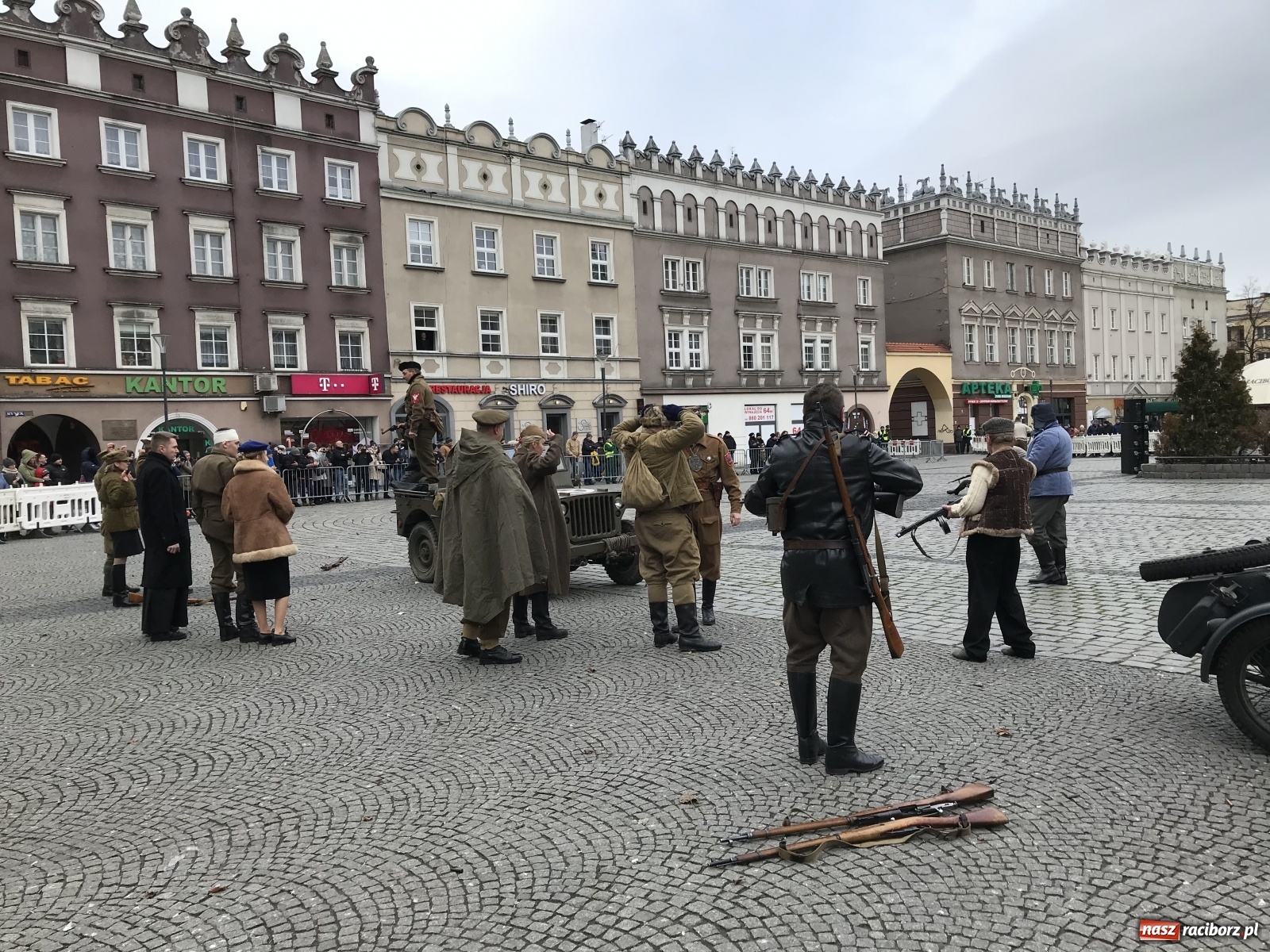 Zdjęcie w galerii na portalu naszraciborz.pl: Strzały na Rynku. Pokazano odbicie polskich więźniów z rąk Urzędu Bezpieczeństwa [WIDEO] wiadomości z regionu