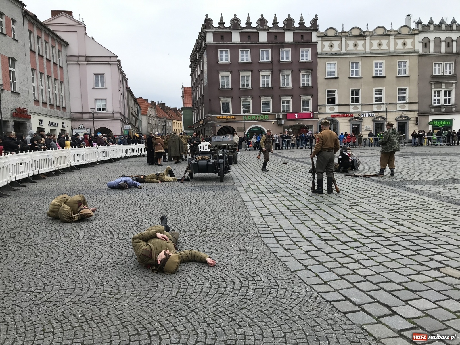 Zdjęcie w galerii na portalu naszraciborz.pl: Strzały na Rynku. Pokazano odbicie polskich więźniów z rąk Urzędu Bezpieczeństwa [WIDEO] wiadomości z regionu