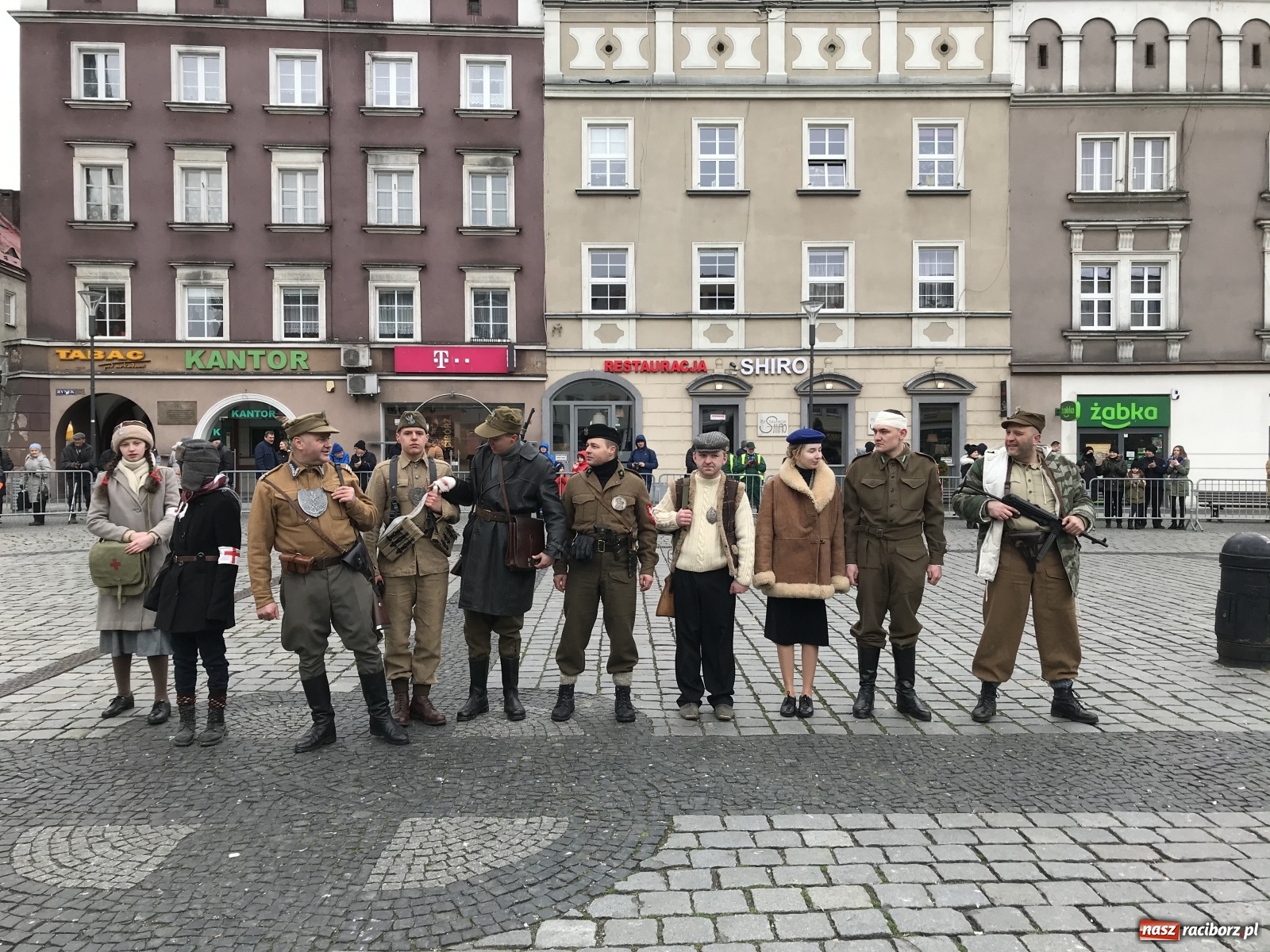 Zdjęcie w galerii na portalu naszraciborz.pl: Strzały na Rynku. Pokazano odbicie polskich więźniów z rąk Urzędu Bezpieczeństwa [WIDEO] wiadomości z regionu