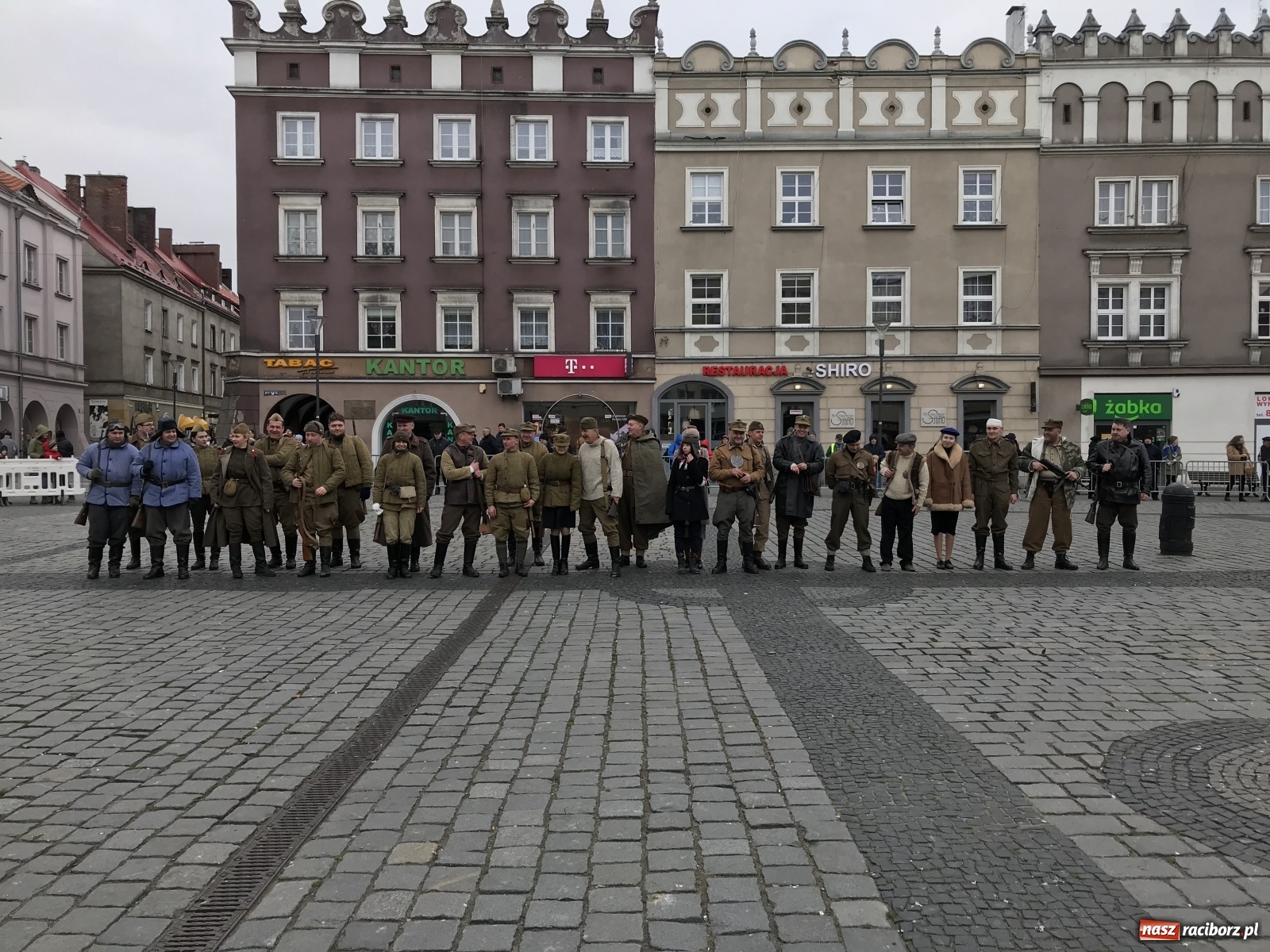 Zdjęcie w galerii na portalu naszraciborz.pl: Strzały na Rynku. Pokazano odbicie polskich więźniów z rąk Urzędu Bezpieczeństwa [WIDEO] wiadomości z regionu