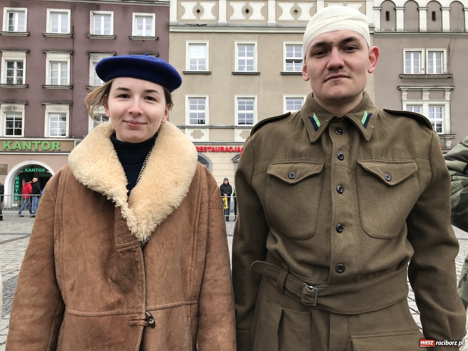 Zdjęcie w galerii na portalu naszraciborz.pl: Strzały na Rynku. Pokazano odbicie polskich więźniów z rąk Urzędu Bezpieczeństwa [WIDEO] wiadomości z regionu