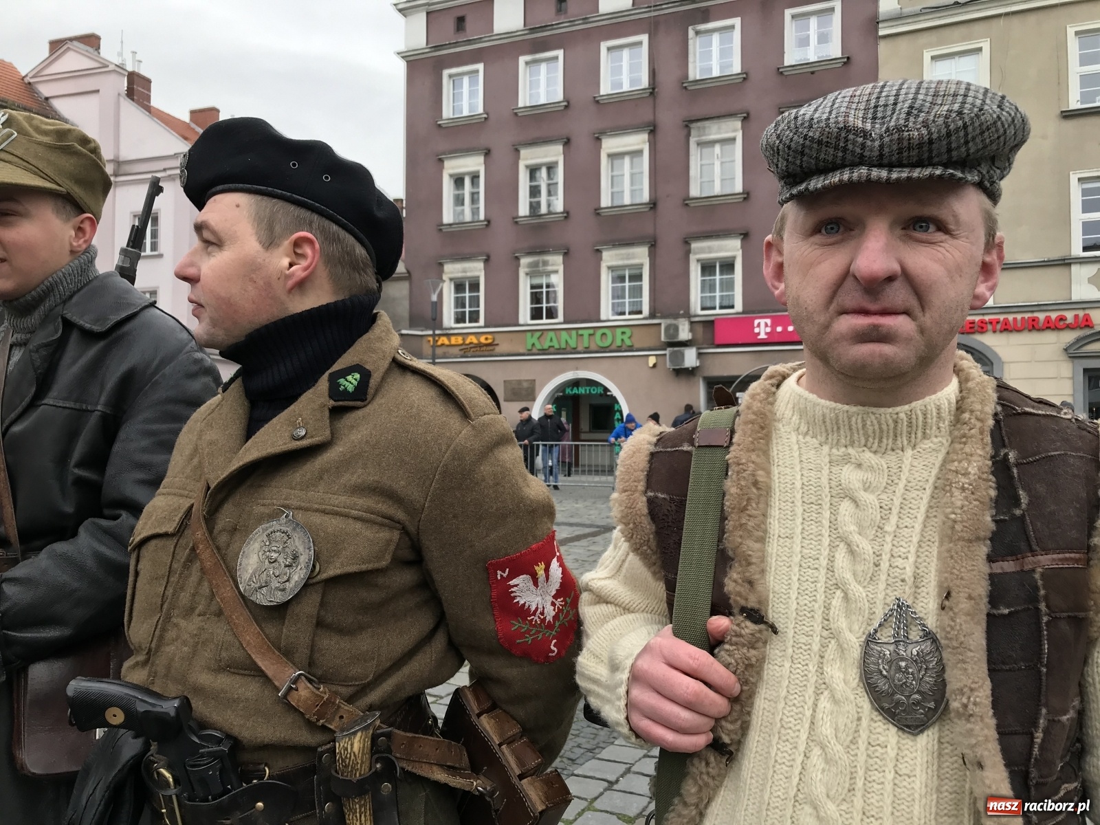 Zdjęcie w galerii na portalu naszraciborz.pl: Strzały na Rynku. Pokazano odbicie polskich więźniów z rąk Urzędu Bezpieczeństwa [WIDEO] wiadomości z regionu