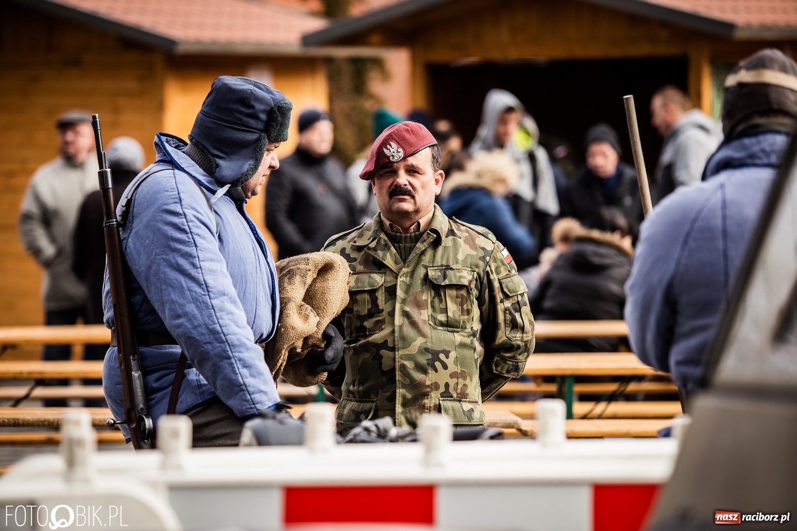 Zdjęcie w galerii na portalu naszraciborz.pl: Strzały na Rynku. Pokazano odbicie polskich więźniów z rąk Urzędu Bezpieczeństwa [WIDEO] wiadomości z regionu