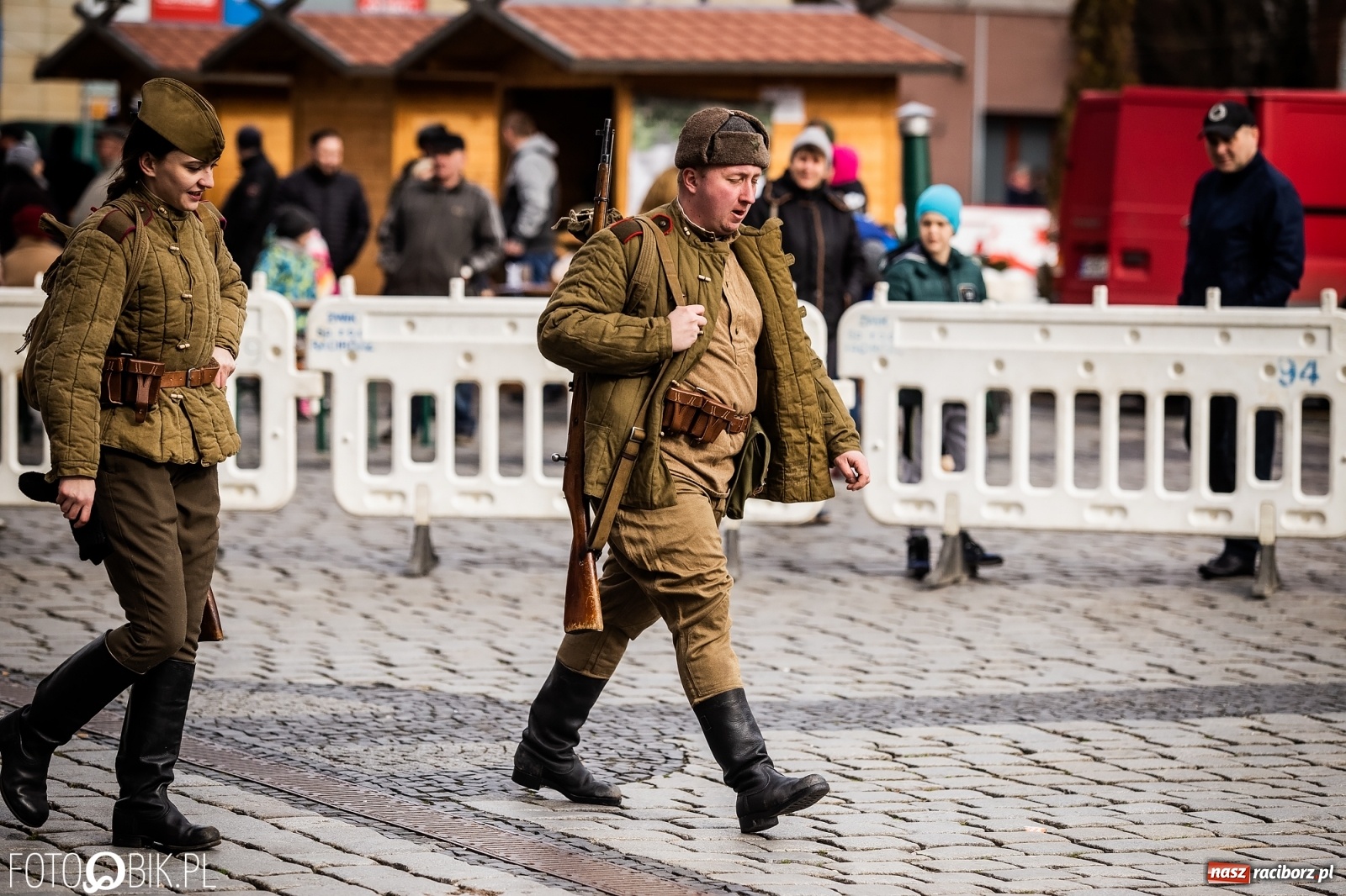 Zdjęcie w galerii na portalu naszraciborz.pl: Strzały na Rynku. Pokazano odbicie polskich więźniów z rąk Urzędu Bezpieczeństwa [WIDEO] wiadomości z regionu