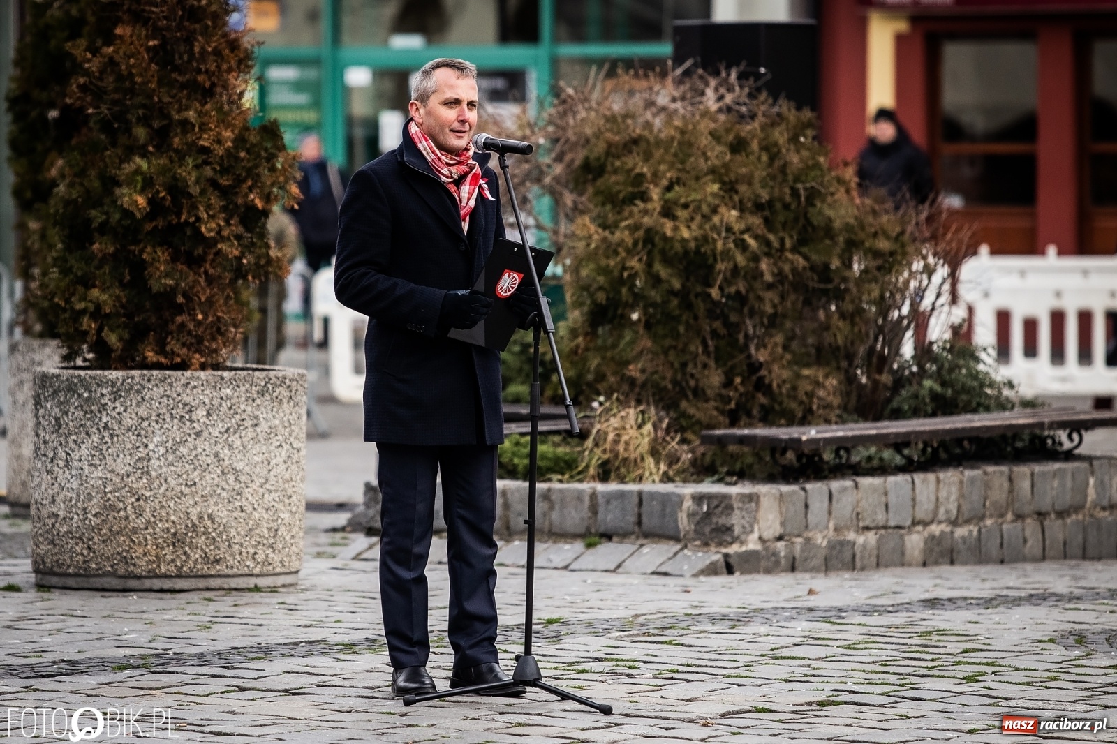 Zdjęcie w galerii na portalu naszraciborz.pl: Strzały na Rynku. Pokazano odbicie polskich więźniów z rąk Urzędu Bezpieczeństwa [WIDEO] wiadomości z regionu