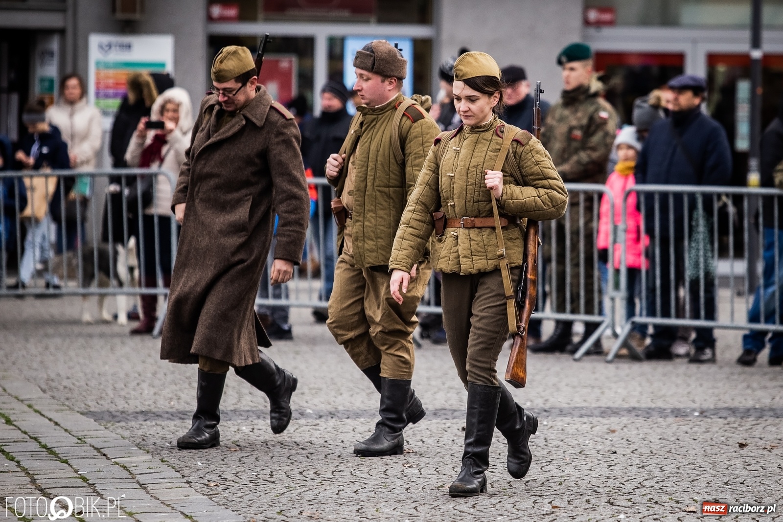 Zdjęcie w galerii na portalu naszraciborz.pl: Strzały na Rynku. Pokazano odbicie polskich więźniów z rąk Urzędu Bezpieczeństwa [WIDEO] wiadomości z regionu