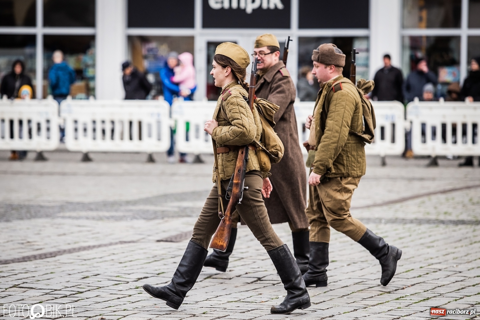 Zdjęcie w galerii na portalu naszraciborz.pl: Strzały na Rynku. Pokazano odbicie polskich więźniów z rąk Urzędu Bezpieczeństwa [WIDEO] wiadomości z regionu