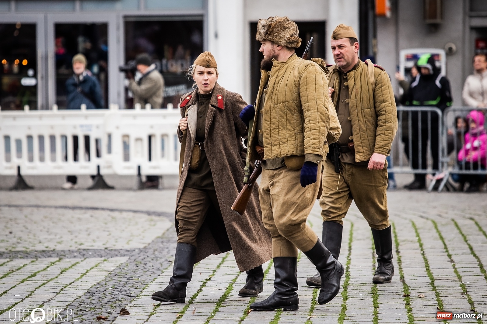 Zdjęcie w galerii na portalu naszraciborz.pl: Strzały na Rynku. Pokazano odbicie polskich więźniów z rąk Urzędu Bezpieczeństwa [WIDEO] wiadomości z regionu
