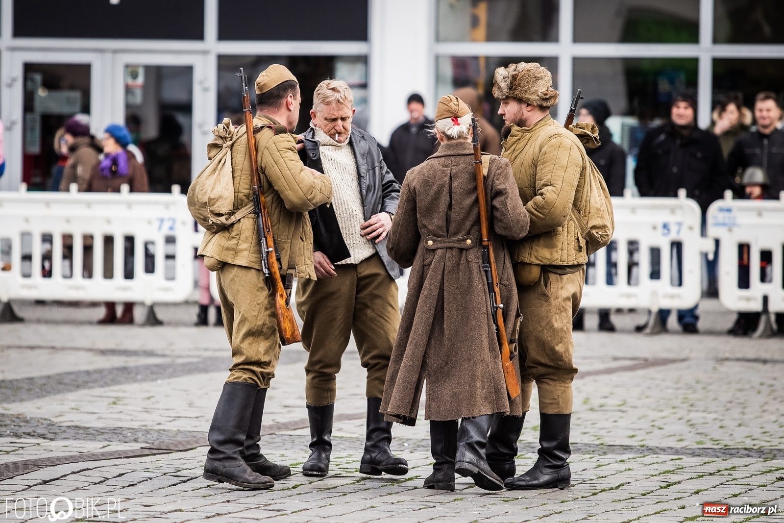Zdjęcie w galerii na portalu naszraciborz.pl: Strzały na Rynku. Pokazano odbicie polskich więźniów z rąk Urzędu Bezpieczeństwa [WIDEO] wiadomości z regionu