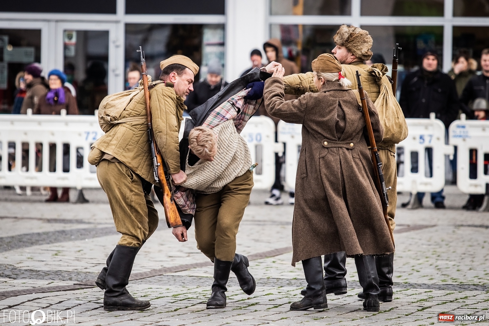 Zdjęcie w galerii na portalu naszraciborz.pl: Strzały na Rynku. Pokazano odbicie polskich więźniów z rąk Urzędu Bezpieczeństwa [WIDEO] wiadomości z regionu