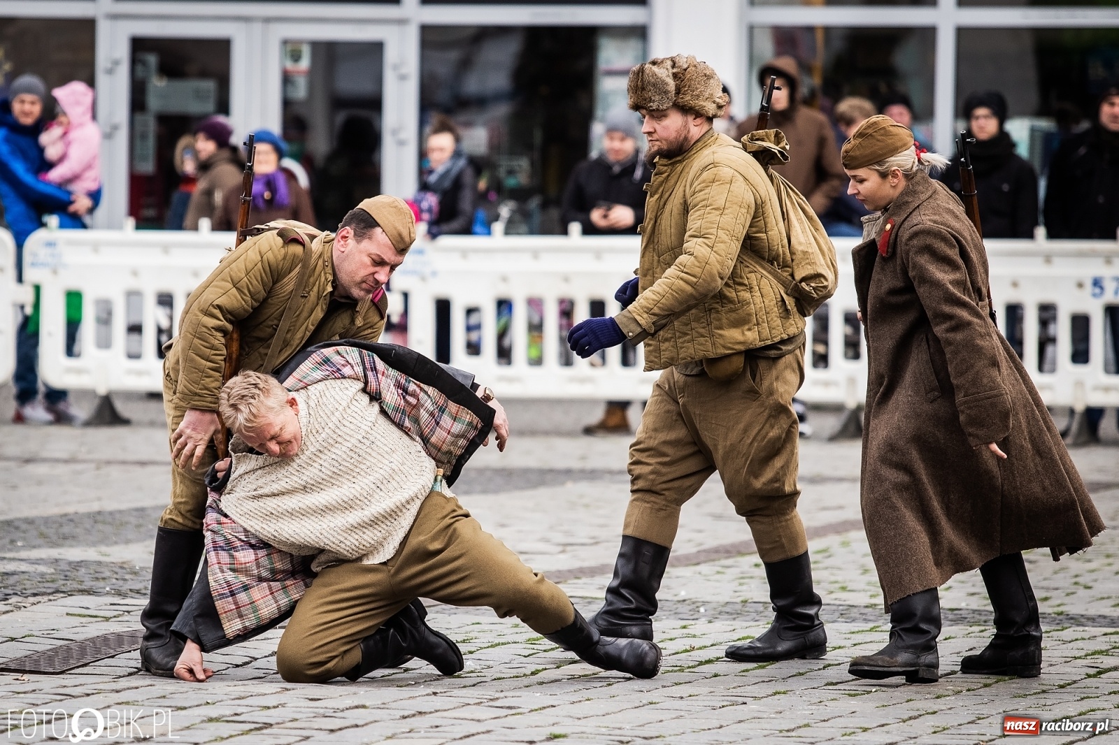 Zdjęcie w galerii na portalu naszraciborz.pl: Strzały na Rynku. Pokazano odbicie polskich więźniów z rąk Urzędu Bezpieczeństwa [WIDEO] wiadomości z regionu
