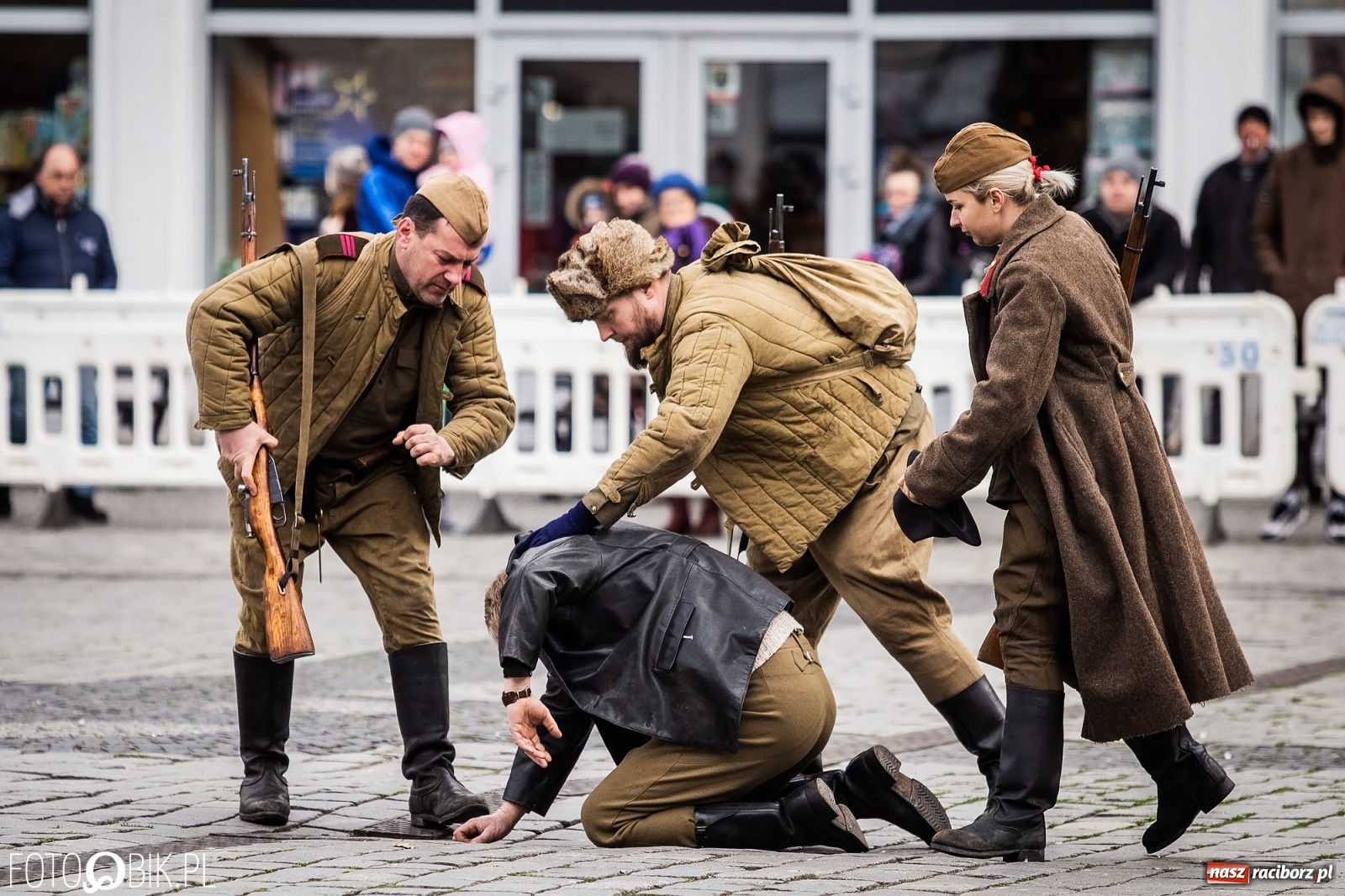 Zdjęcie w galerii na portalu naszraciborz.pl: Strzały na Rynku. Pokazano odbicie polskich więźniów z rąk Urzędu Bezpieczeństwa [WIDEO] wiadomości z regionu