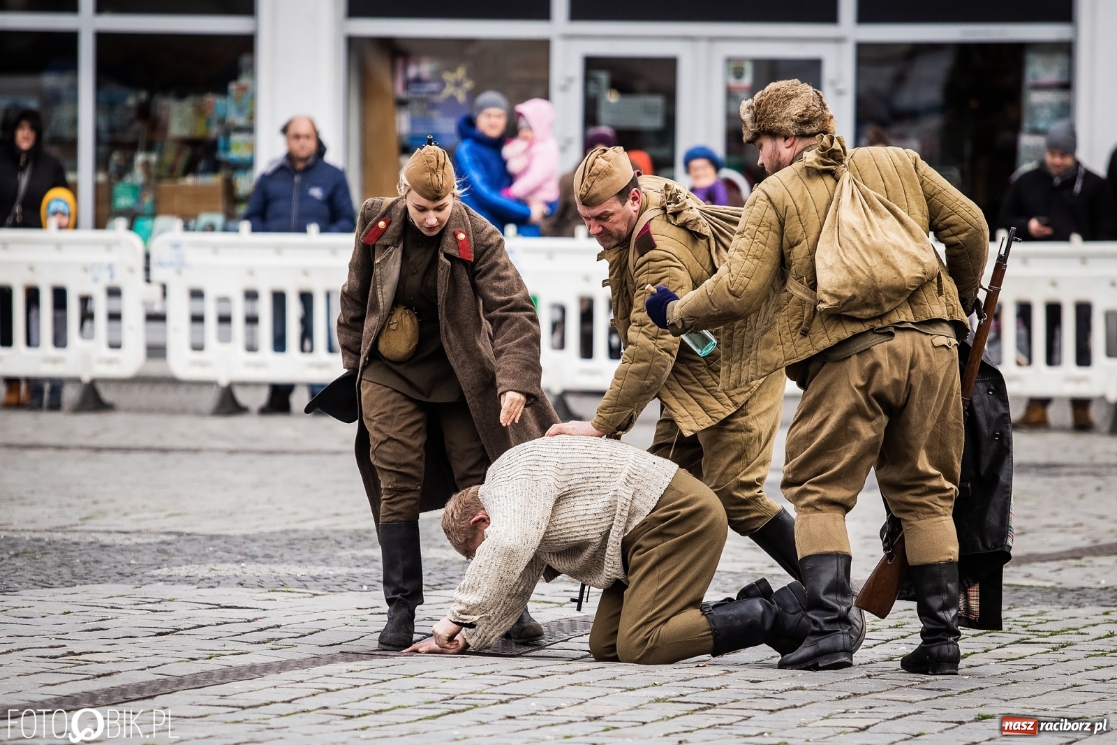 Zdjęcie w galerii na portalu naszraciborz.pl: Strzały na Rynku. Pokazano odbicie polskich więźniów z rąk Urzędu Bezpieczeństwa [WIDEO] wiadomości z regionu
