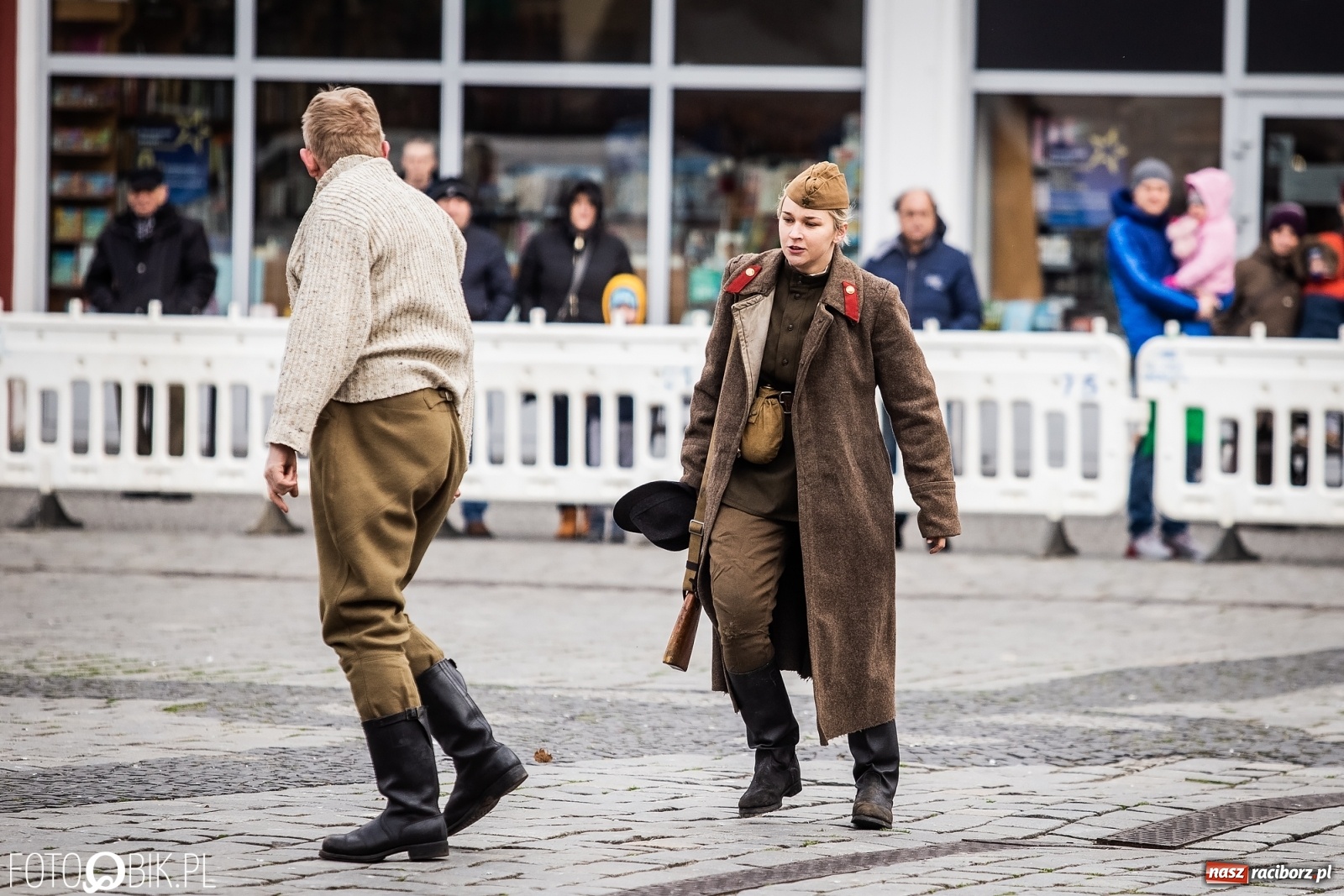 Zdjęcie w galerii na portalu naszraciborz.pl: Strzały na Rynku. Pokazano odbicie polskich więźniów z rąk Urzędu Bezpieczeństwa [WIDEO] wiadomości z regionu