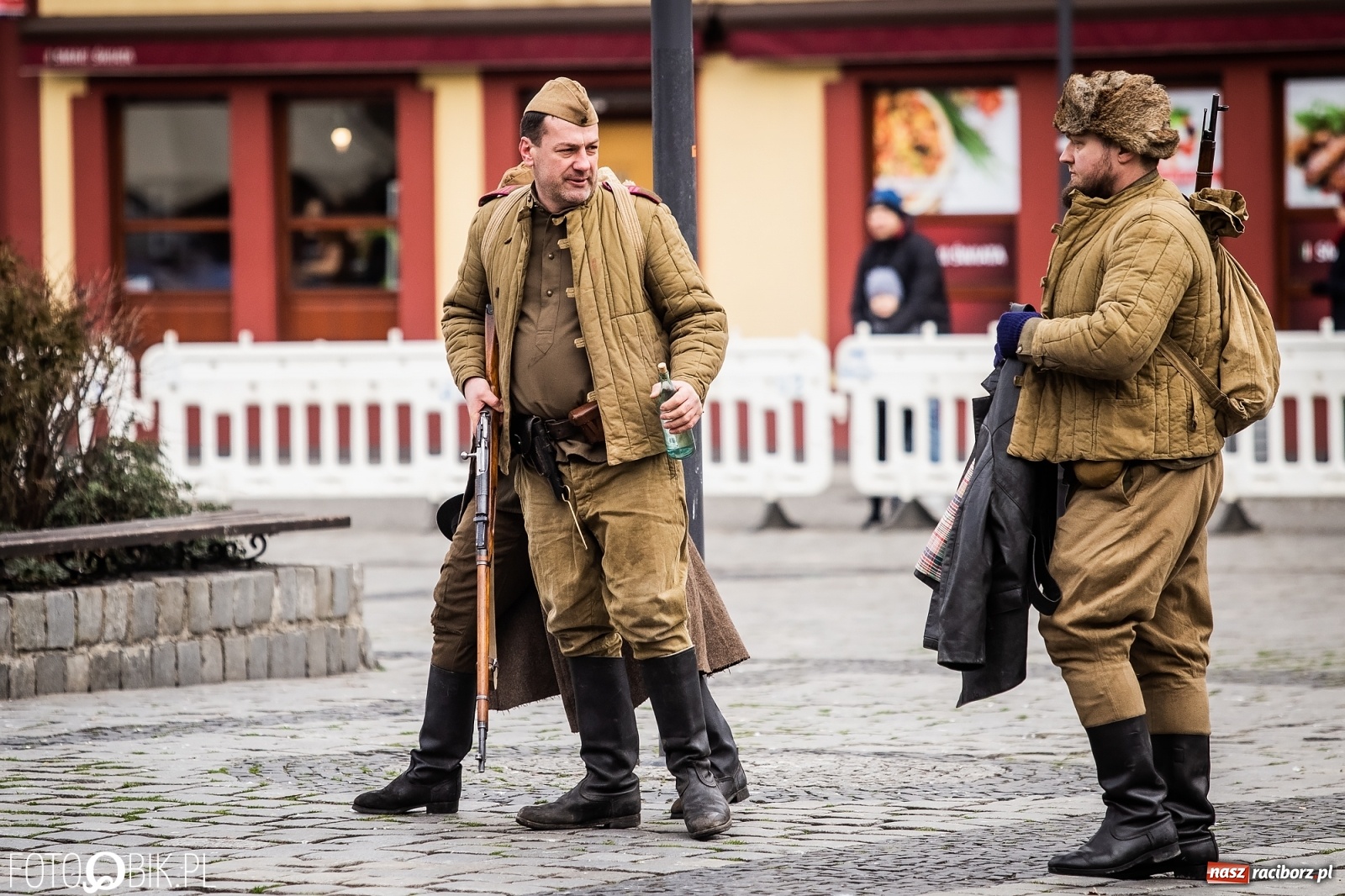 Zdjęcie w galerii na portalu naszraciborz.pl: Strzały na Rynku. Pokazano odbicie polskich więźniów z rąk Urzędu Bezpieczeństwa [WIDEO] wiadomości z regionu