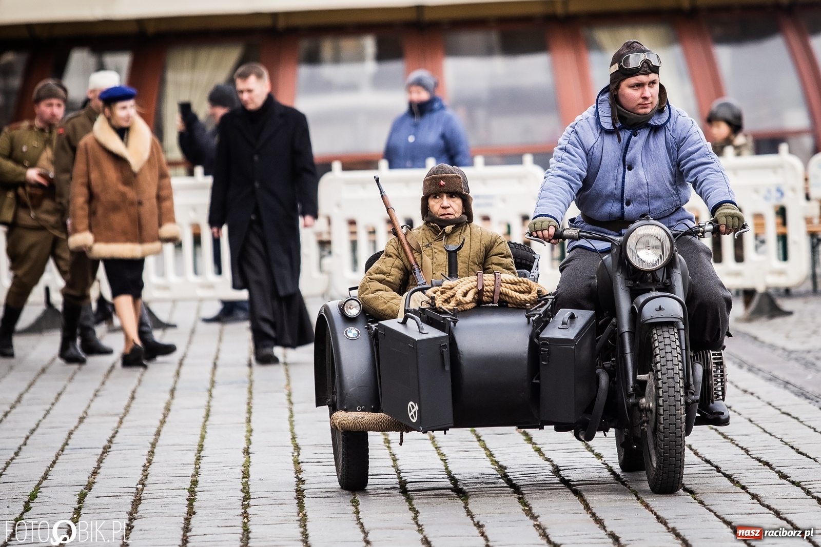 Zdjęcie w galerii na portalu naszraciborz.pl: Strzały na Rynku. Pokazano odbicie polskich więźniów z rąk Urzędu Bezpieczeństwa [WIDEO] wiadomości z regionu