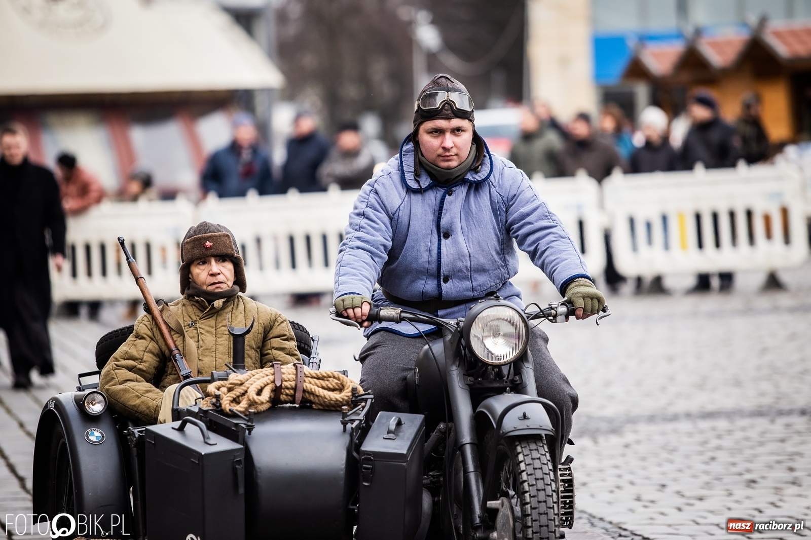 Zdjęcie w galerii na portalu naszraciborz.pl: Strzały na Rynku. Pokazano odbicie polskich więźniów z rąk Urzędu Bezpieczeństwa [WIDEO] wiadomości z regionu