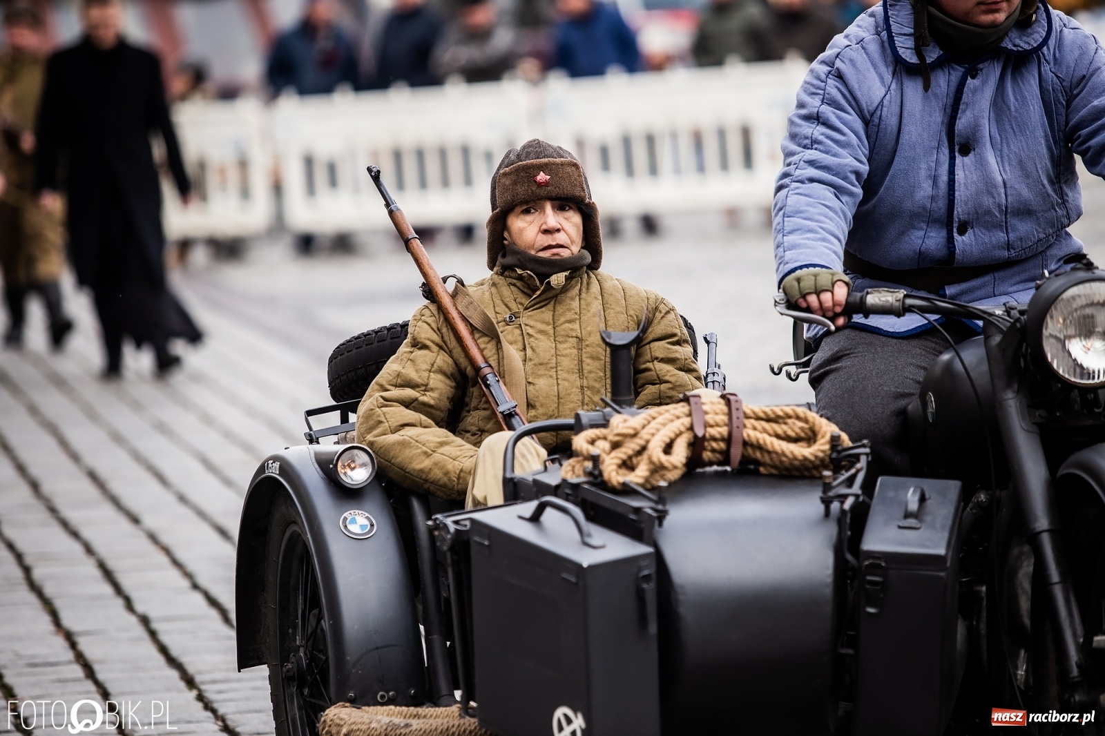 Zdjęcie w galerii na portalu naszraciborz.pl: Strzały na Rynku. Pokazano odbicie polskich więźniów z rąk Urzędu Bezpieczeństwa [WIDEO] wiadomości z regionu