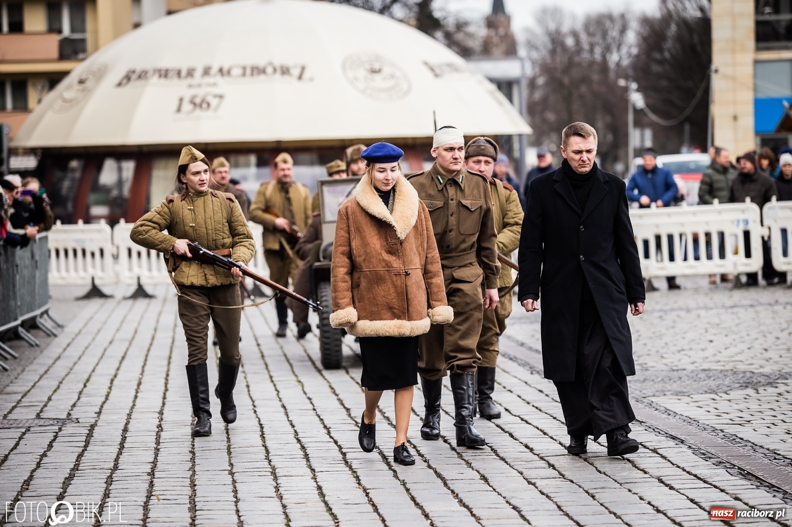 Zdjęcie w galerii na portalu naszraciborz.pl: Strzały na Rynku. Pokazano odbicie polskich więźniów z rąk Urzędu Bezpieczeństwa [WIDEO] wiadomości z regionu