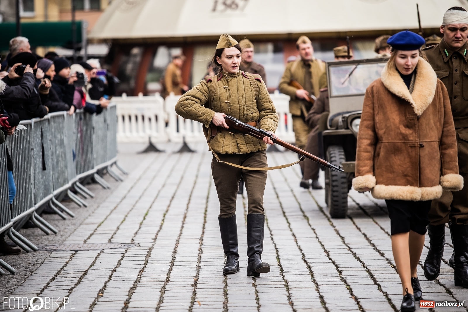 Zdjęcie w galerii na portalu naszraciborz.pl: Strzały na Rynku. Pokazano odbicie polskich więźniów z rąk Urzędu Bezpieczeństwa [WIDEO] wiadomości z regionu