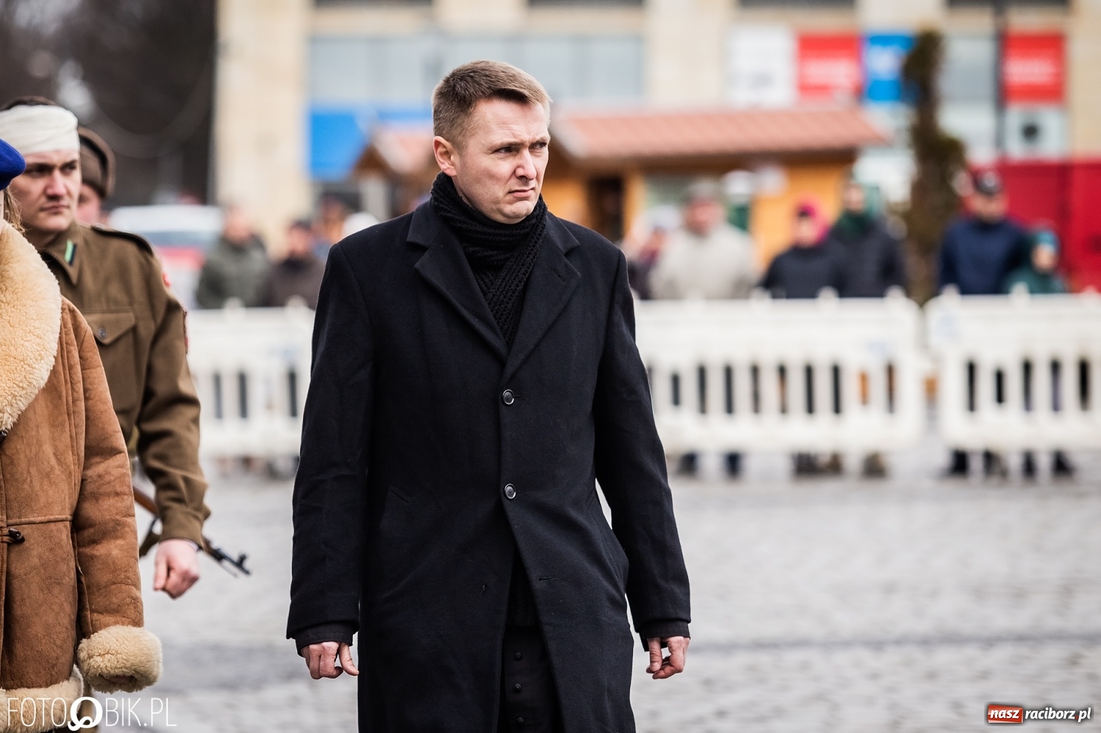 Zdjęcie w galerii na portalu naszraciborz.pl: Strzały na Rynku. Pokazano odbicie polskich więźniów z rąk Urzędu Bezpieczeństwa [WIDEO] wiadomości z regionu